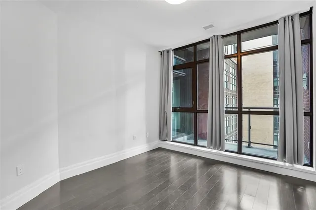 Additional property image - 112 King St Unit 1111