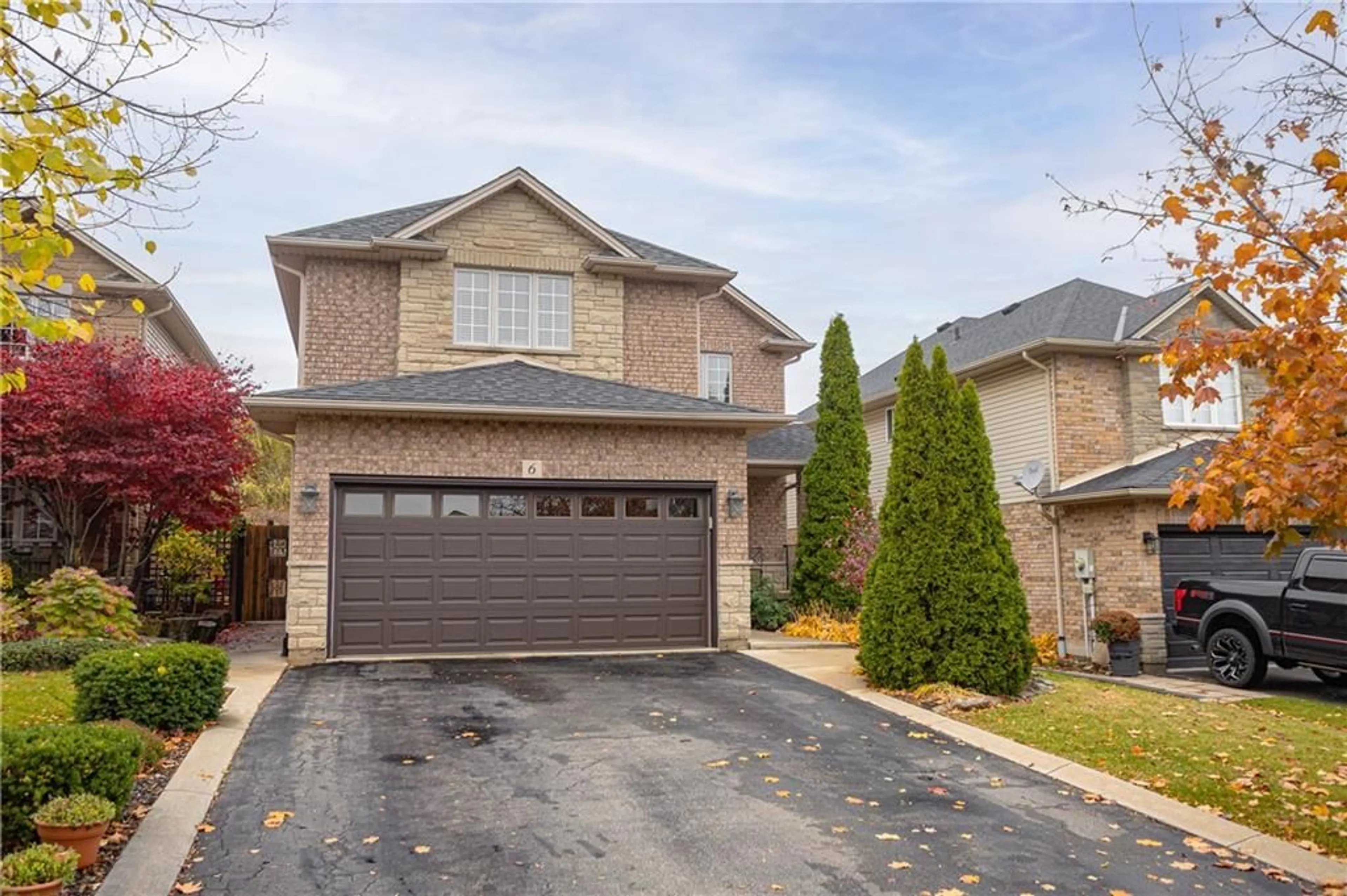 Frontside or backside of a home for 6 Tamarack Crt, Grimsby Ontario L3M 5M2