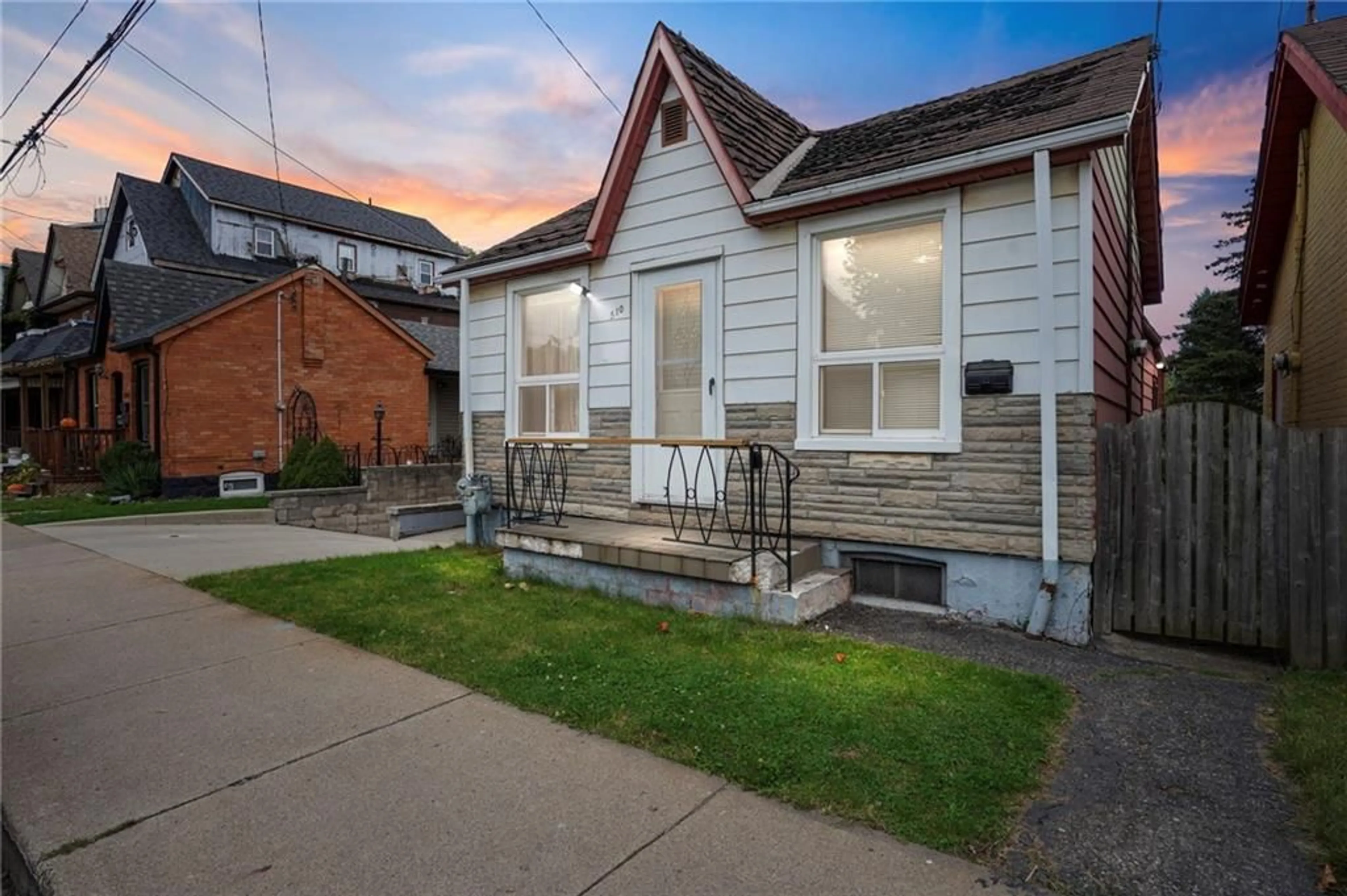 Frontside or backside of a home for 510 John St, Hamilton Ontario L8L 4R8
