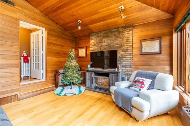 Additional property image - 2317 Lakeshore Rd