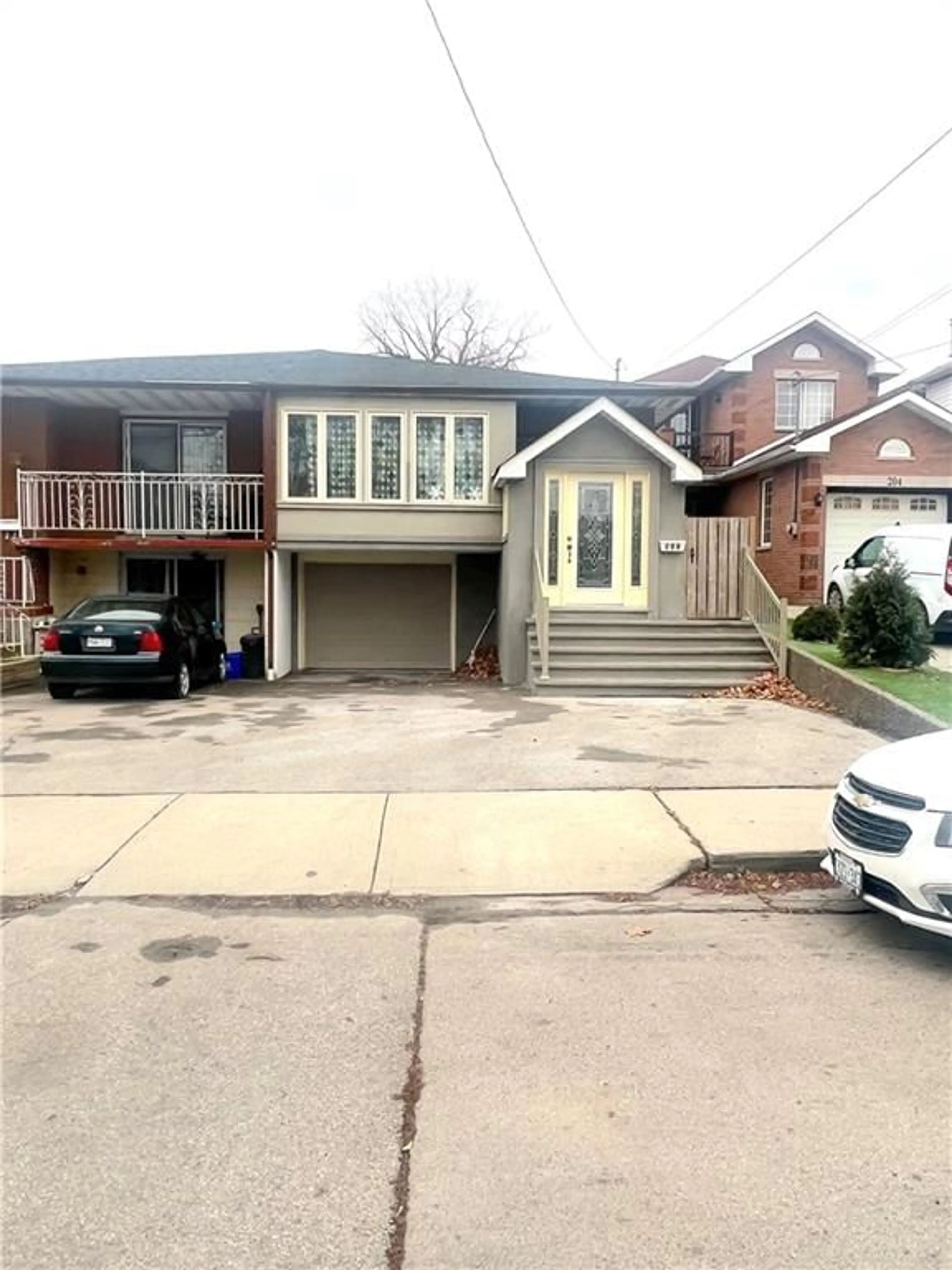 Frontside or backside of a home for 208 Picton St, Hamilton Ontario L8L 3W9