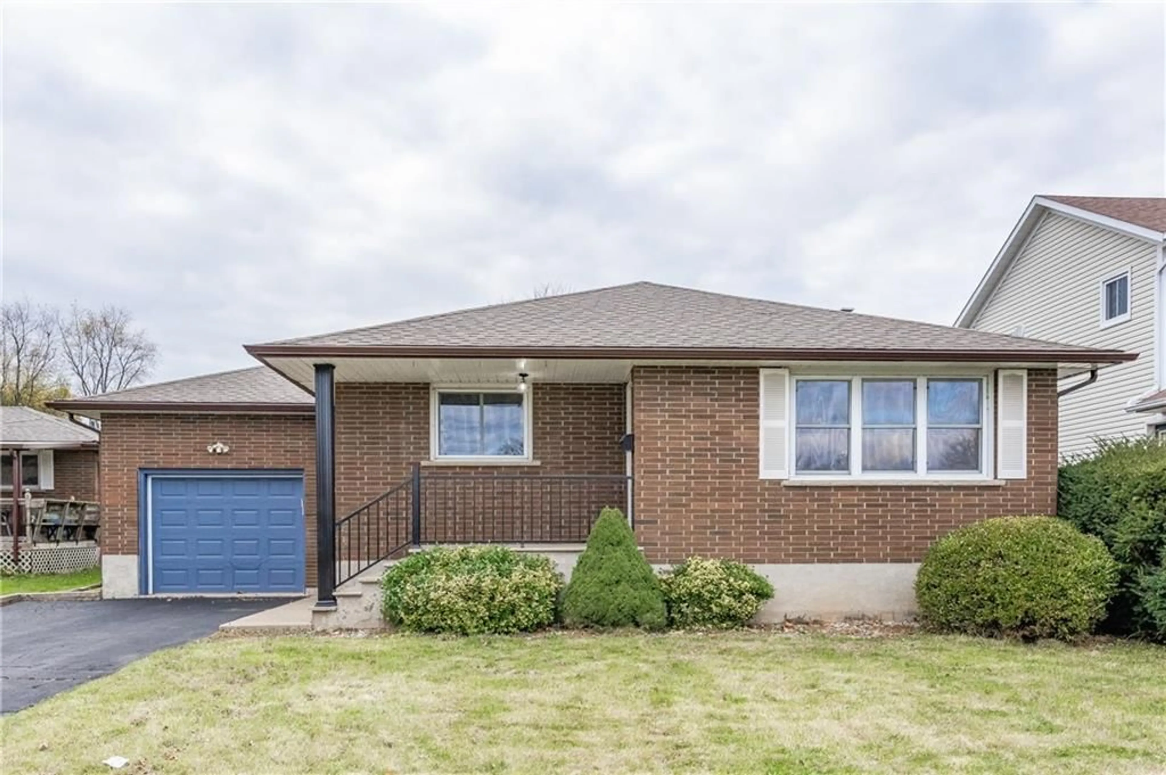 Home with brick exterior material for 3045 PORTAGE Rd, Niagara Falls Ontario L2J 2J8