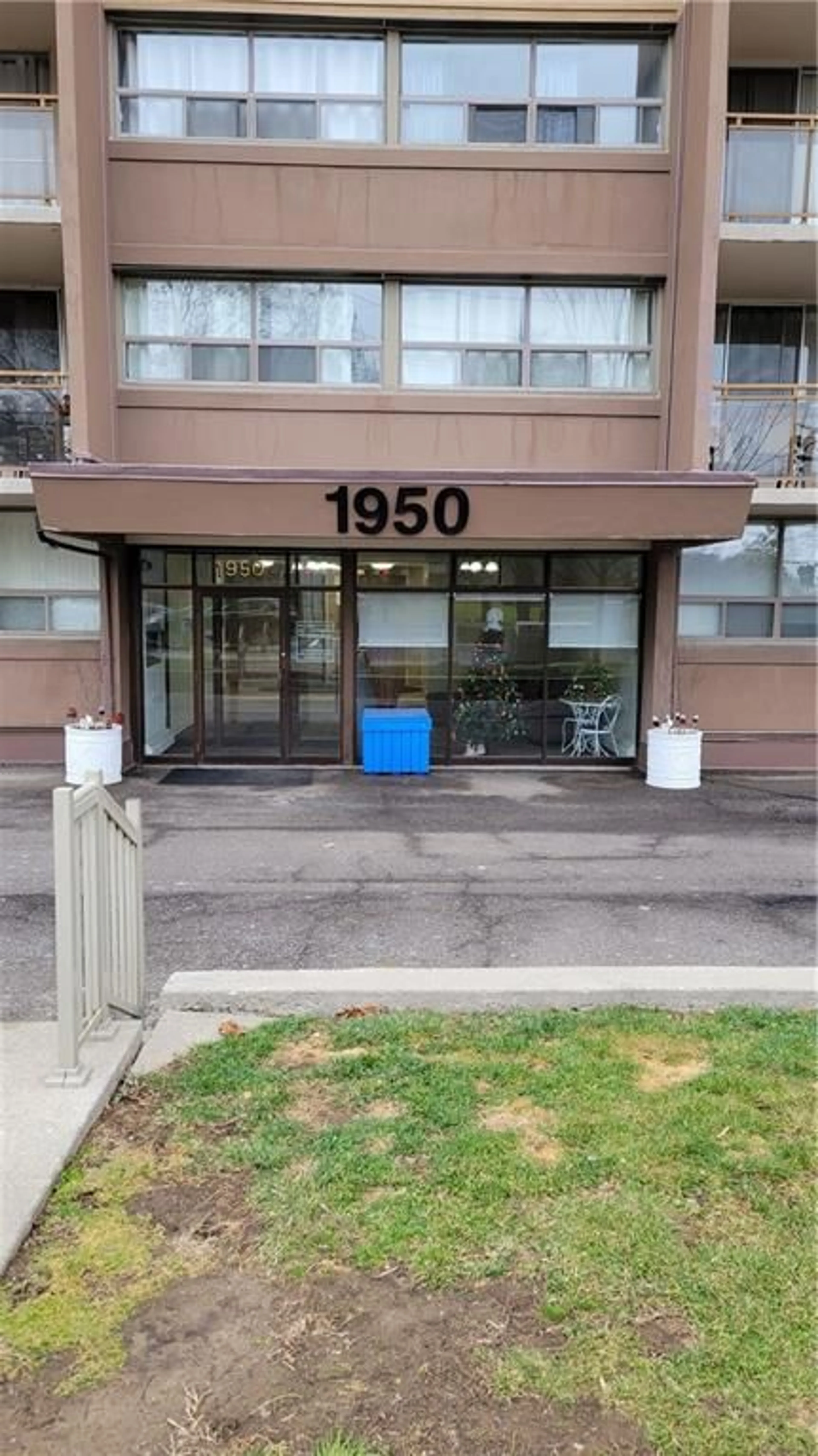 A pic from exterior of the house or condo for 1950 MAIN St #303, Hamilton Ontario L8S 4M9