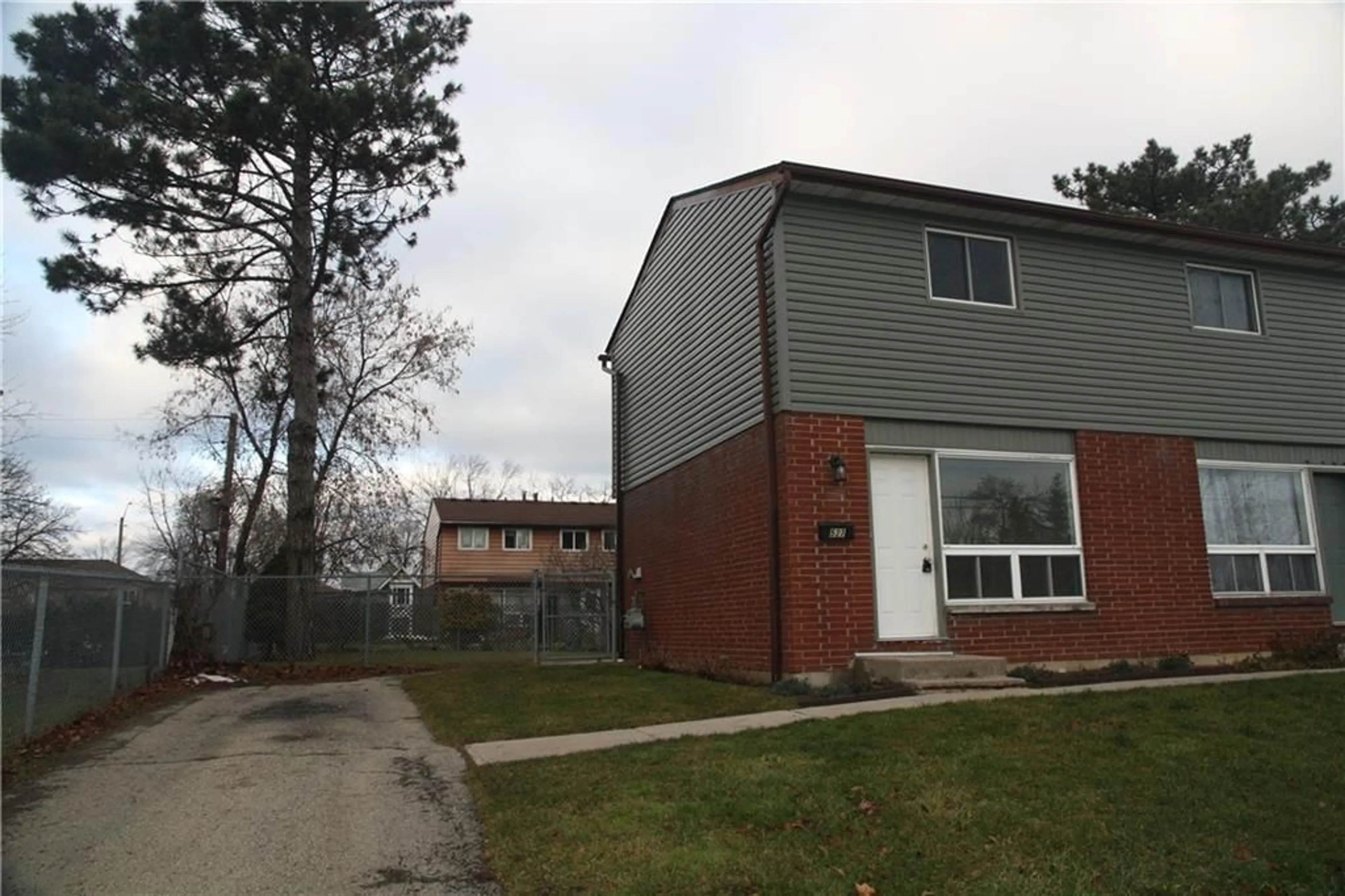 A pic from exterior of the house or condo for 527 Main St, Dunnville Ontario N1A 2Y5