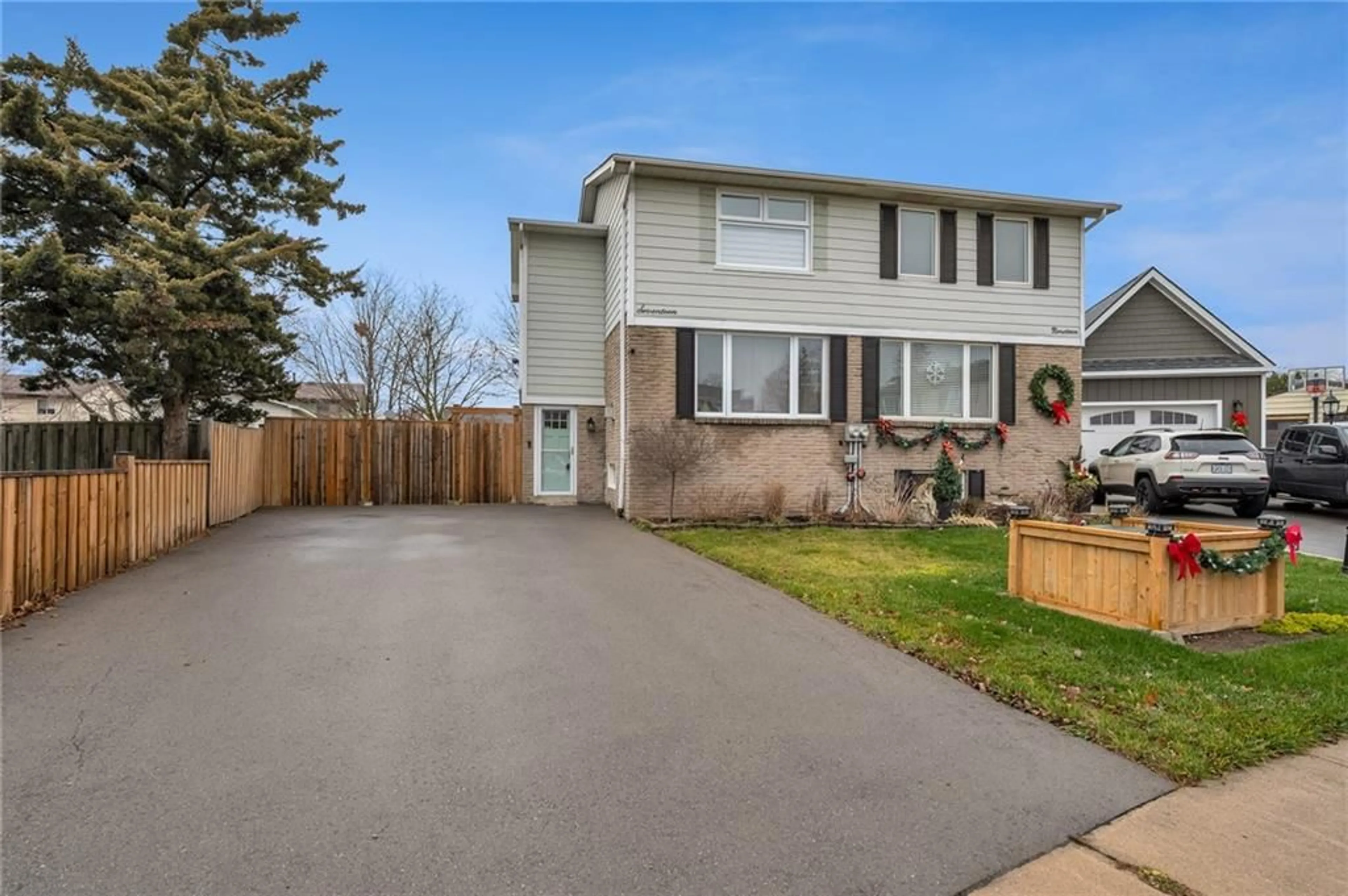 Frontside or backside of a home for 17 Joncaire Pl, Stoney Creek Ontario L8J 1C2