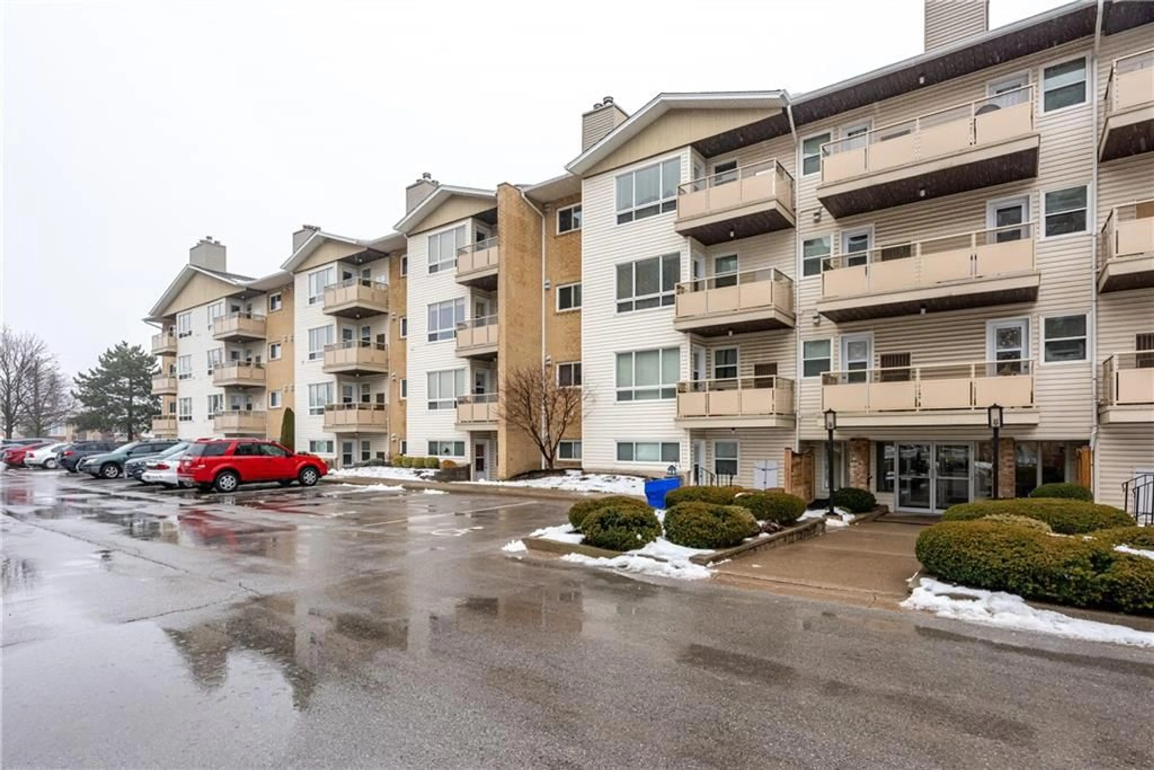 A pic from exterior of the house or condo for 78 Roehampton Ave #301, St. Catharines Ontario L2M 7W9