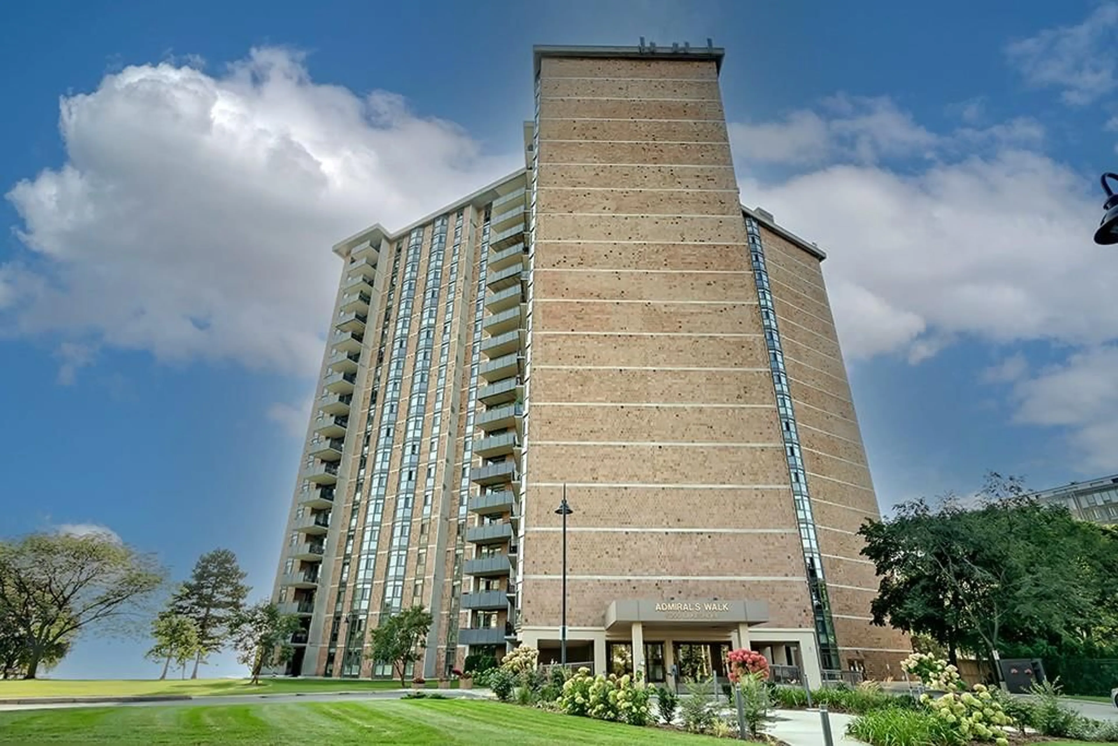 A pic from exterior of the house or condo for 5250 LAKESHORE Rd #1907, Burlington Ontario L7L 5L2