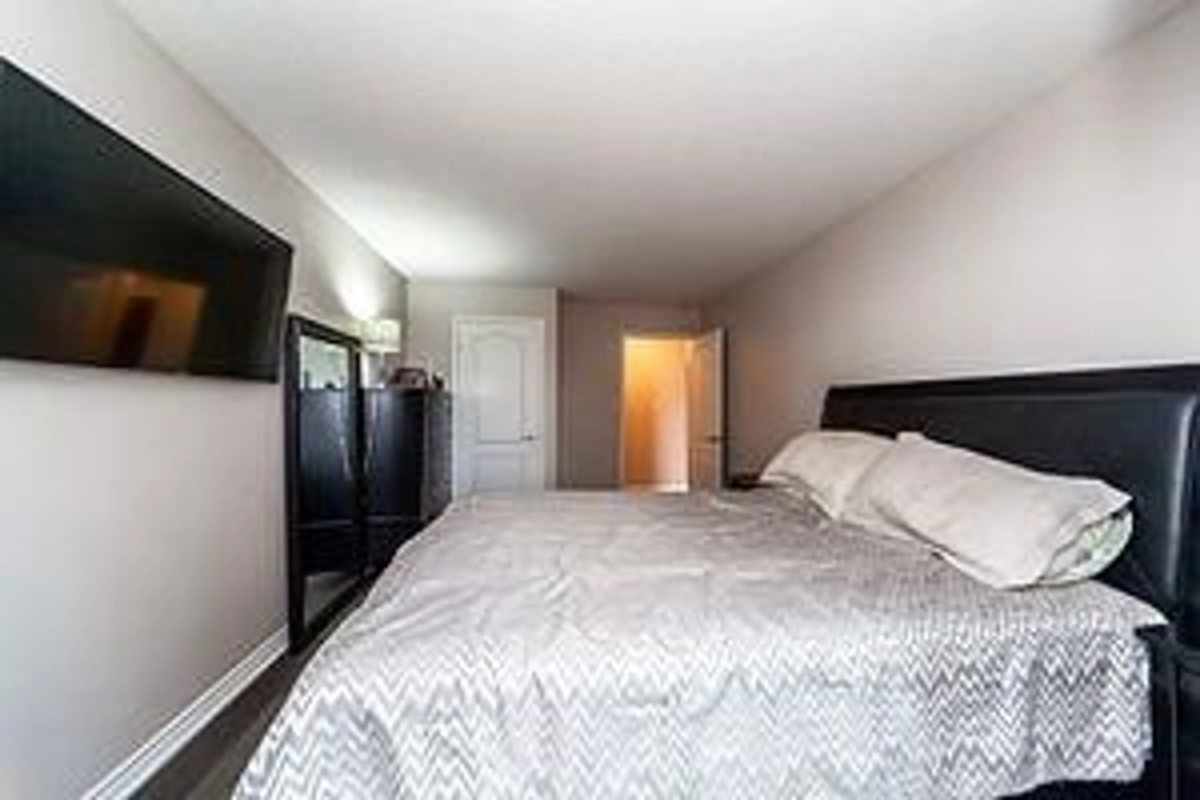 A pic of a room for 1276 Maple Crossing Blvd #607, Burlington Ontario L7S 2J9