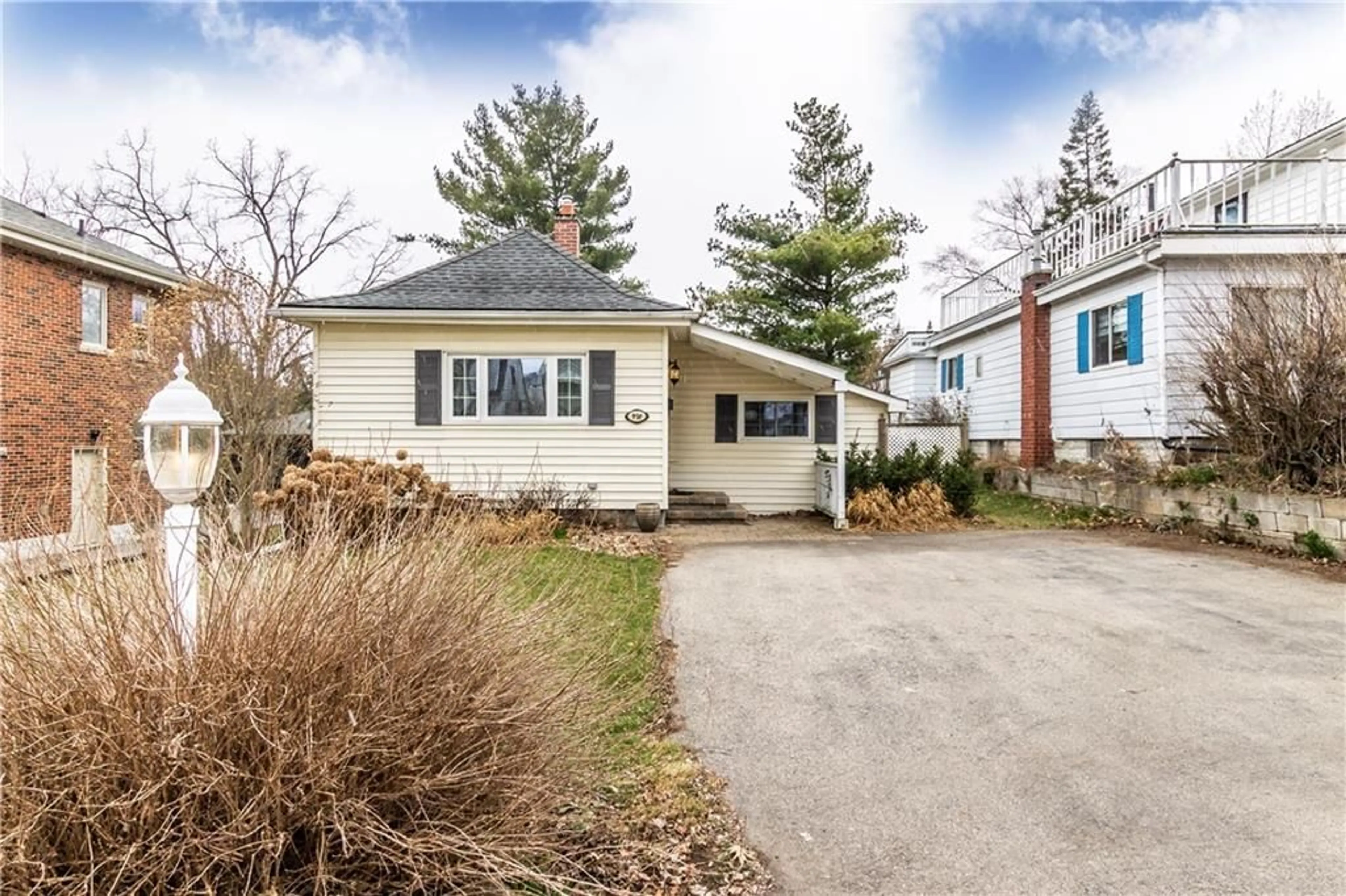 Frontside or backside of a home for 978 Bonnieview Ave, Burlington Ontario L7T 1T5