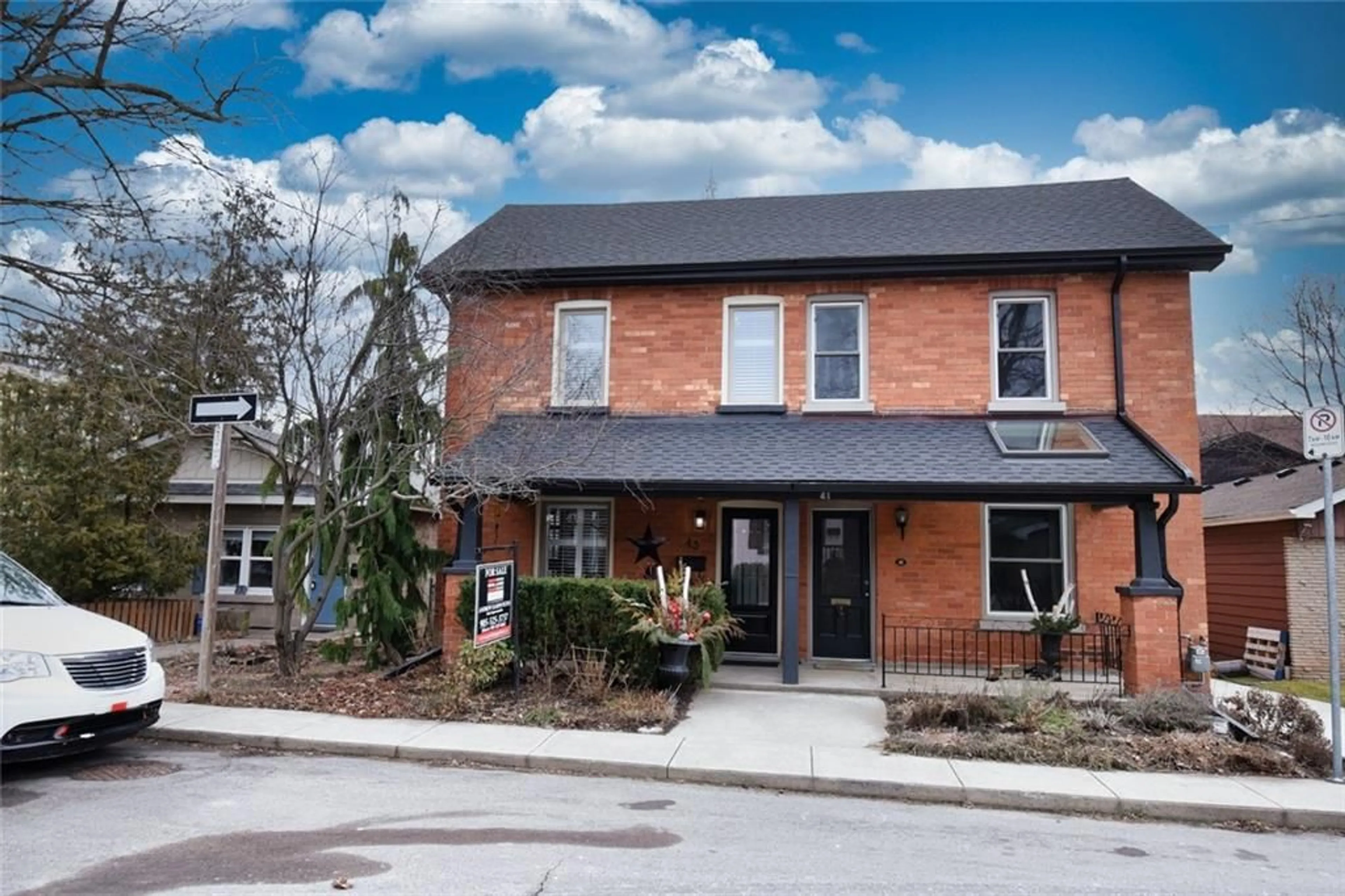 Home with brick exterior material for 43 MARKET St, Dundas Ontario L9H 2Y6