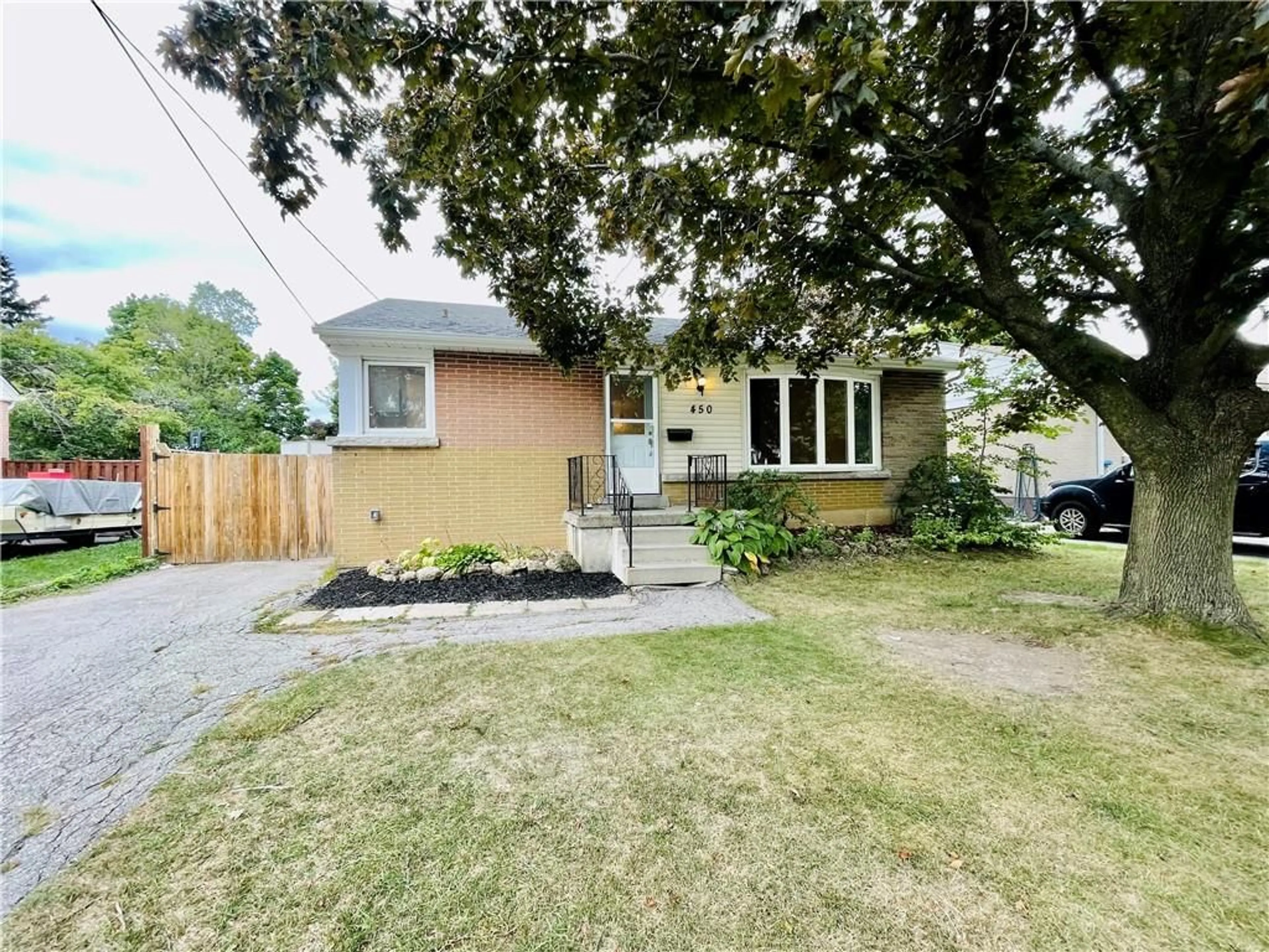Frontside or backside of a home for 450 East 37th St, Hamilton Ontario L8V 4B9
