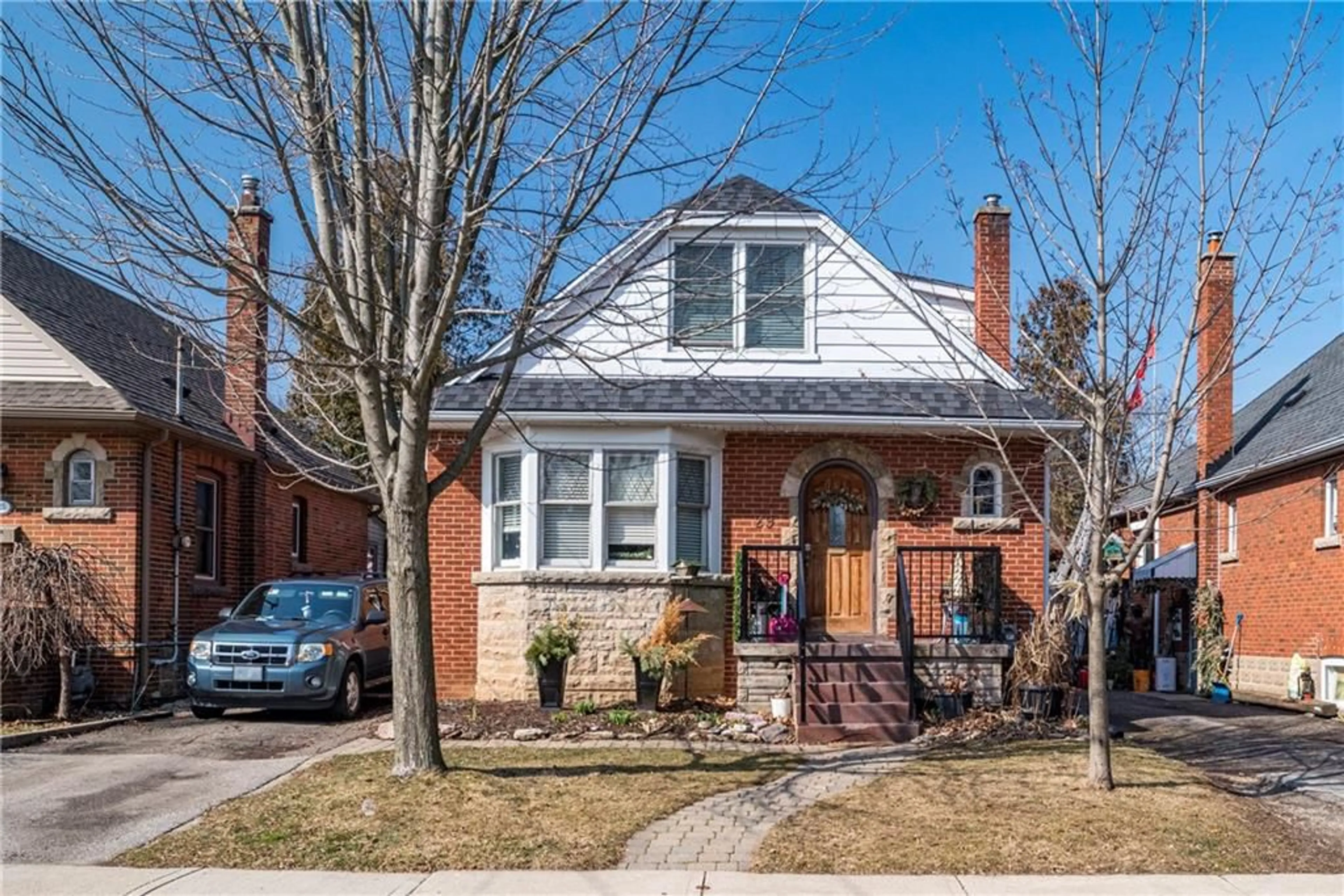 Home with brick exterior material for 29 Uplands Ave, Hamilton Ontario L8S 3X6