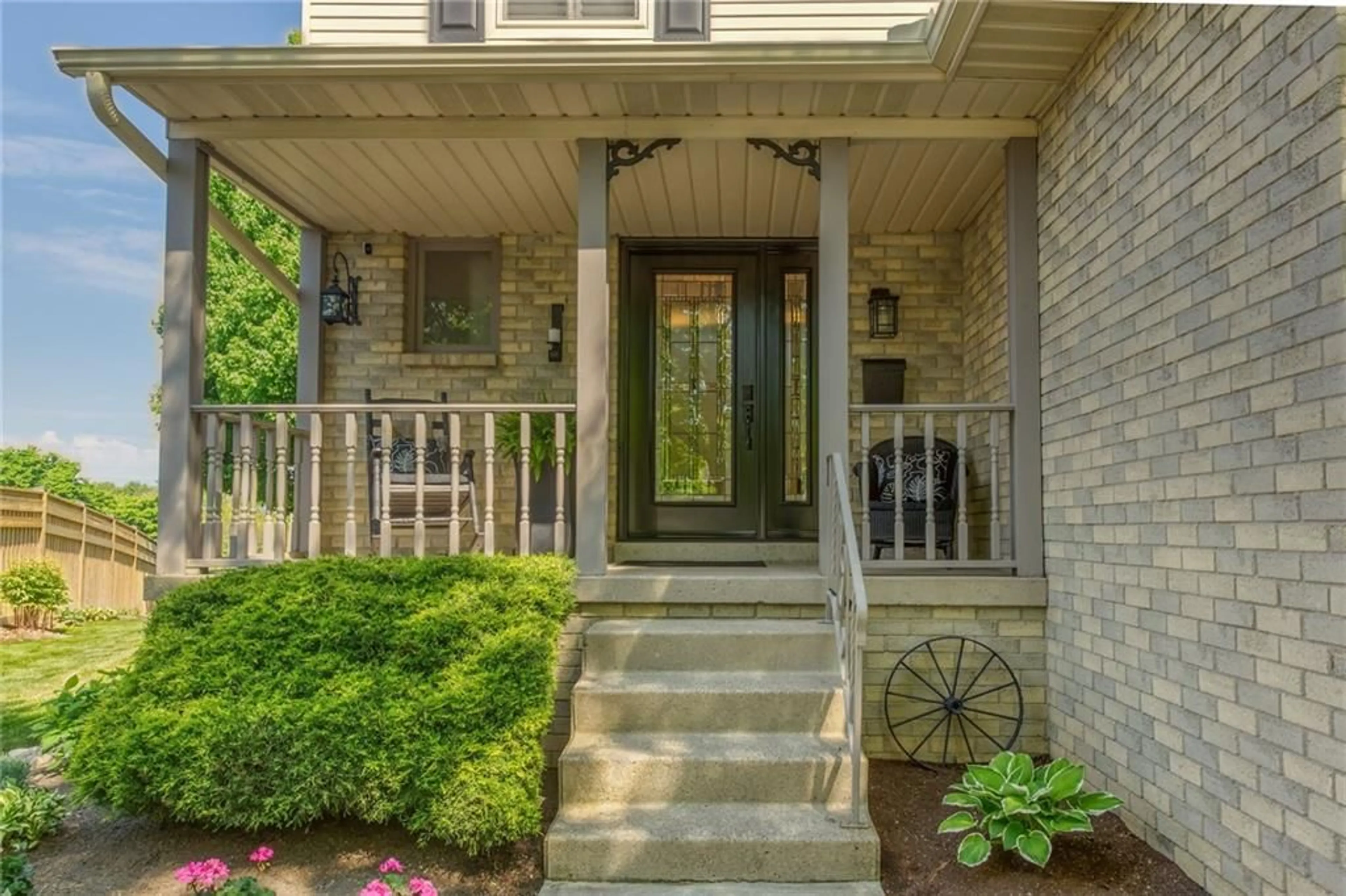 Indoor entryway for 7 AGAWAM Crt, Stoney Creek Ontario L8J 1Z7