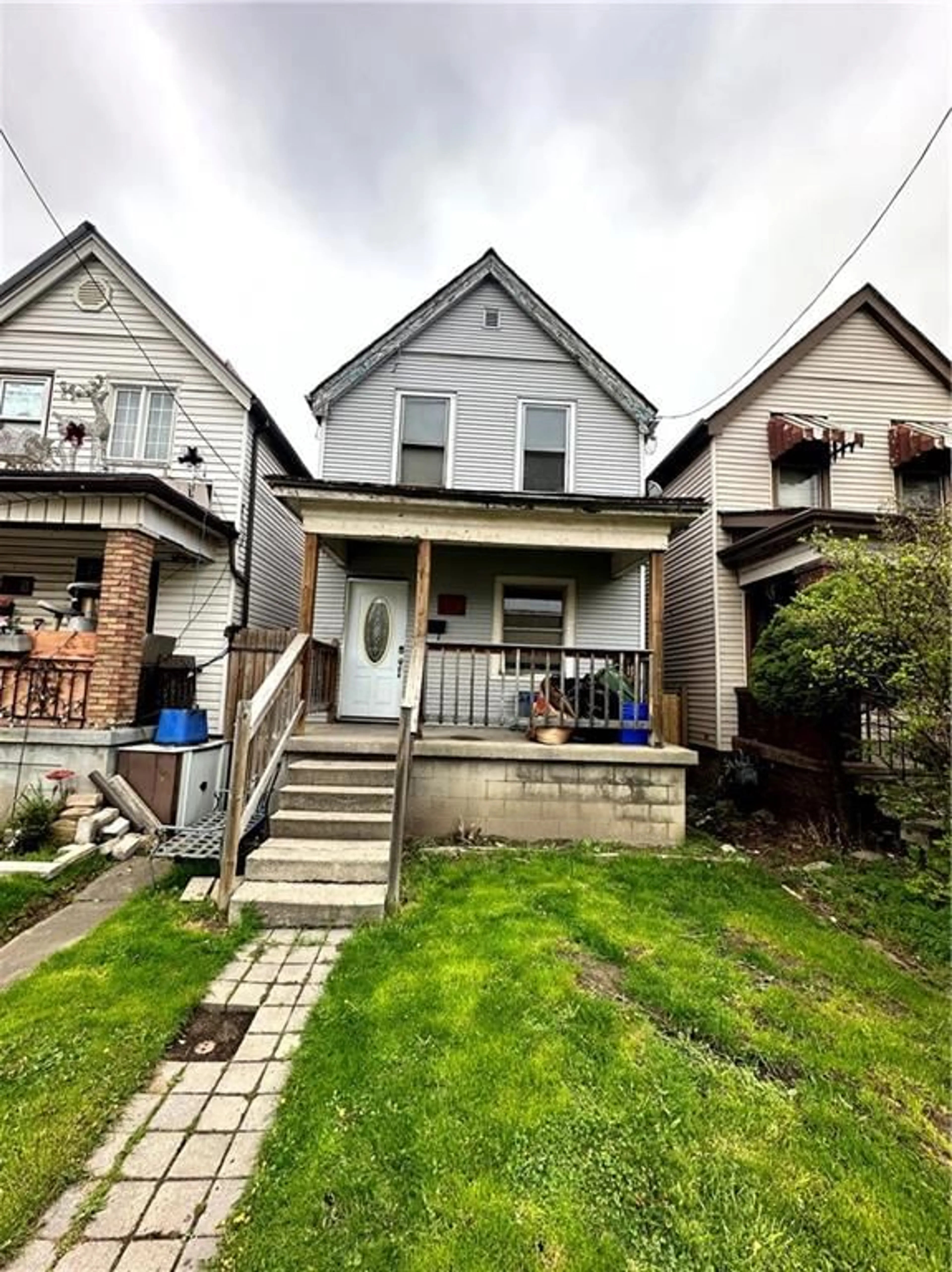 Frontside or backside of a home for 256 AVONDALE St, Hamilton Ontario L8L 7C5