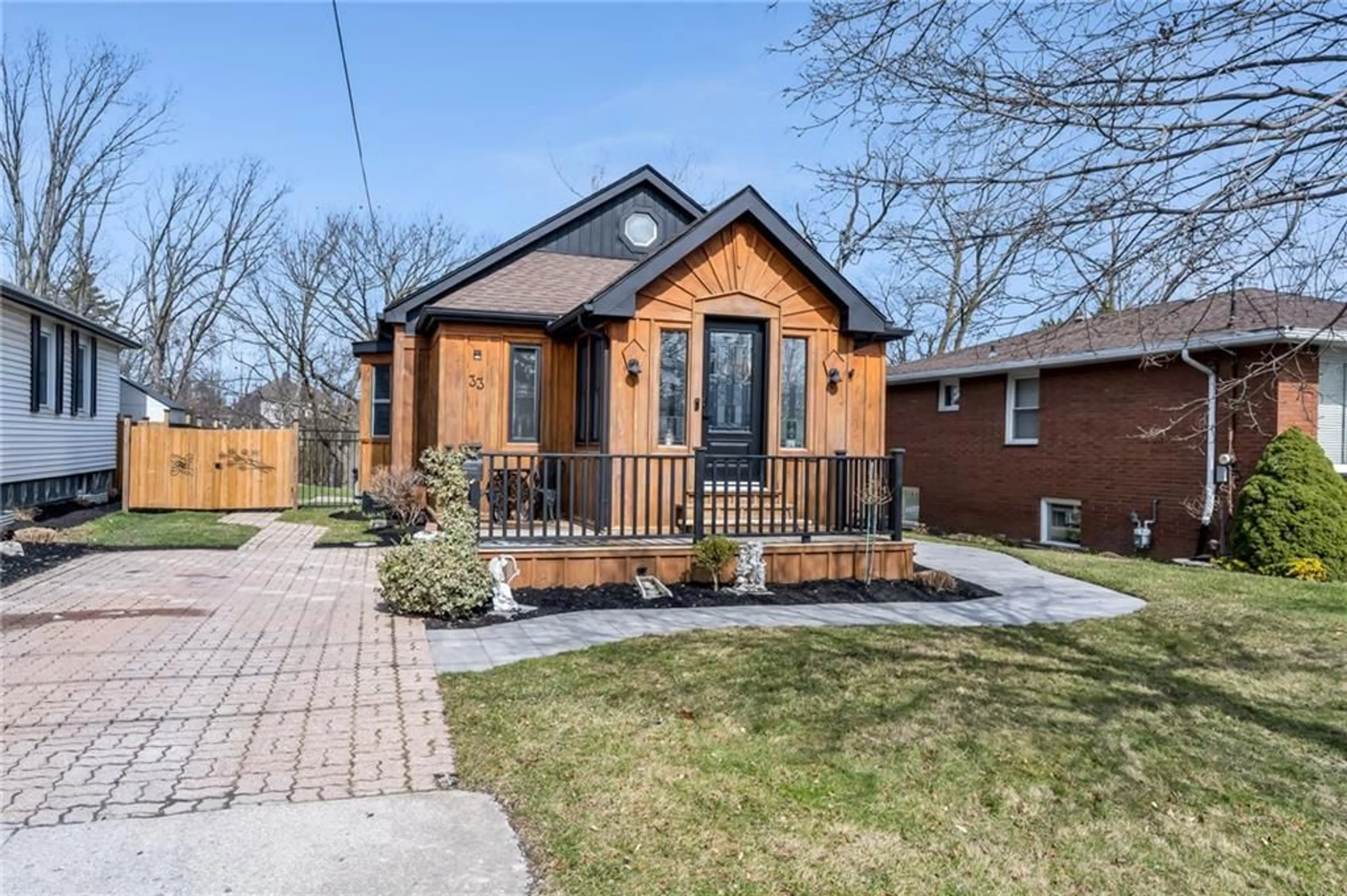 Home with brick exterior material for 33 Rosedale Ave, St. Catharines Ontario L2P 1Y6