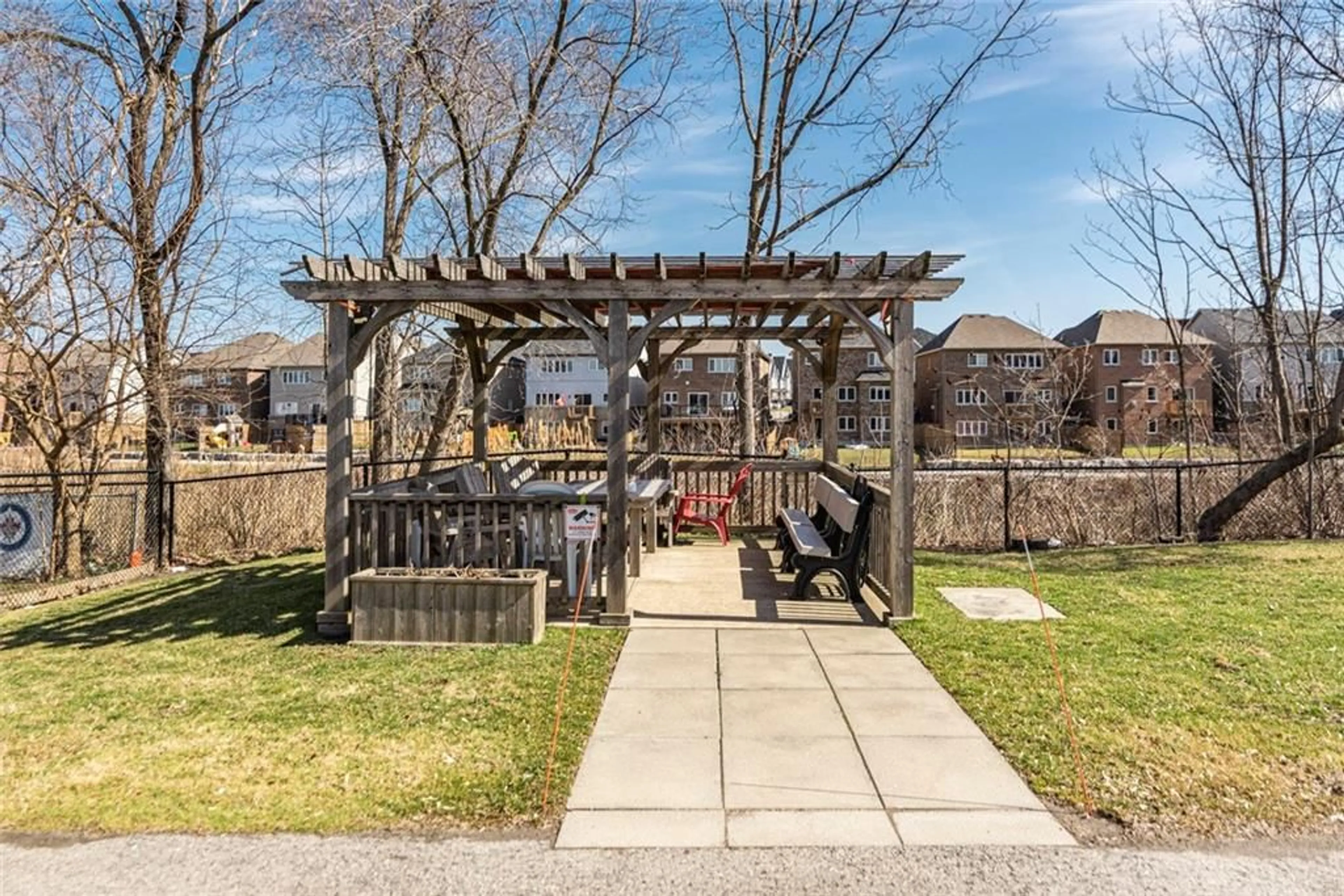 Patio for 4209 HIXON St #110, Beamsville Ontario L3J 0K2