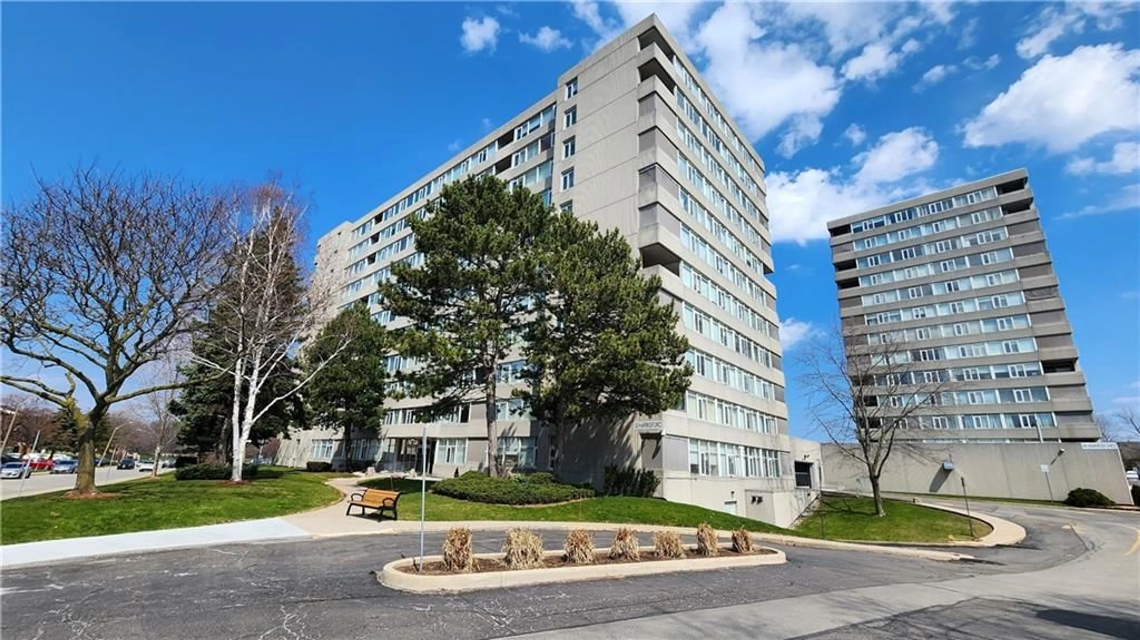 A pic from exterior of the house or condo for 30 HARRISFORD St #1001, Hamilton Ontario L8K 6M9