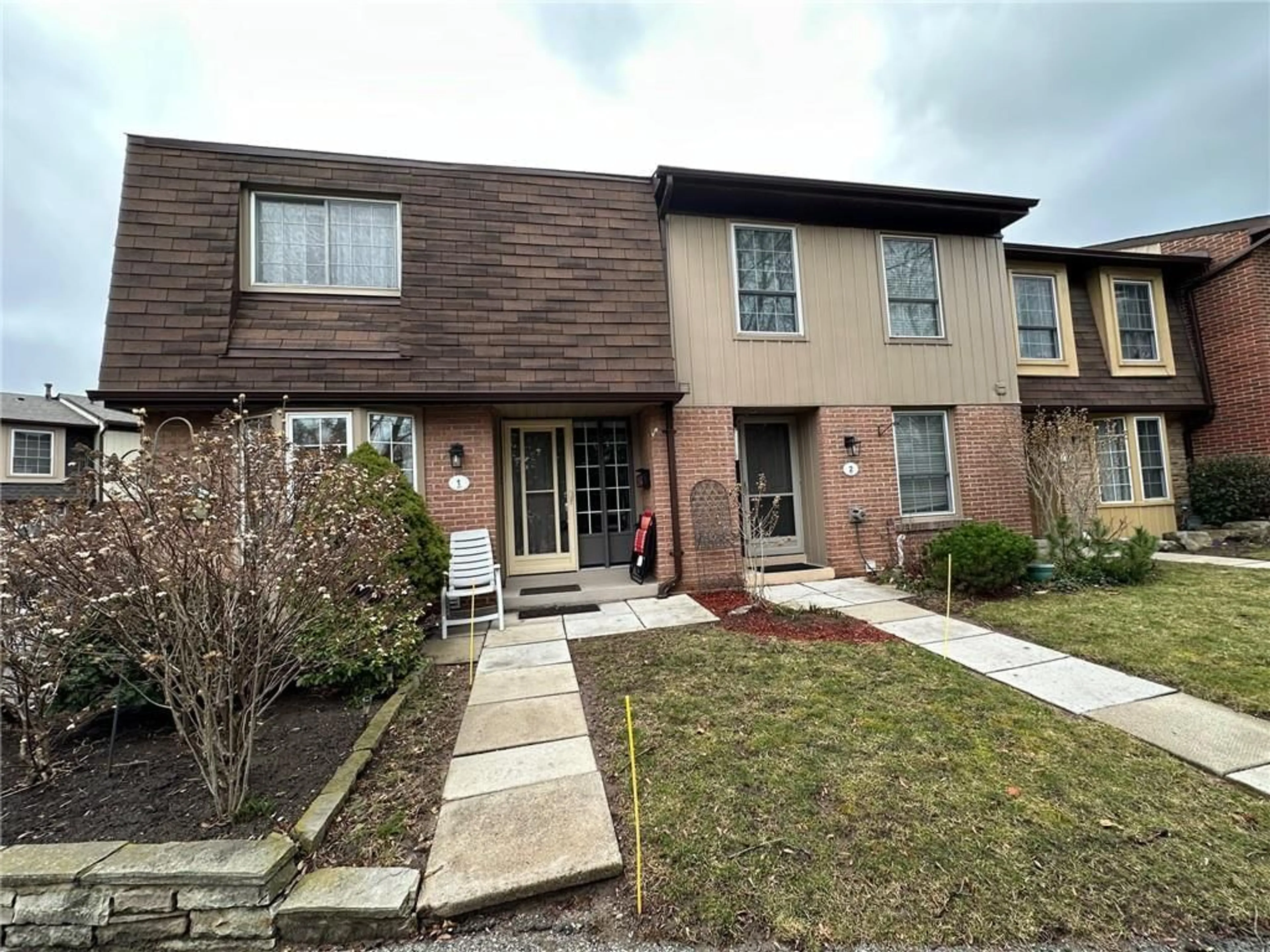 A pic from exterior of the house or condo for 567 Guelph Line #1, Burlington Ontario L7R 3M5
