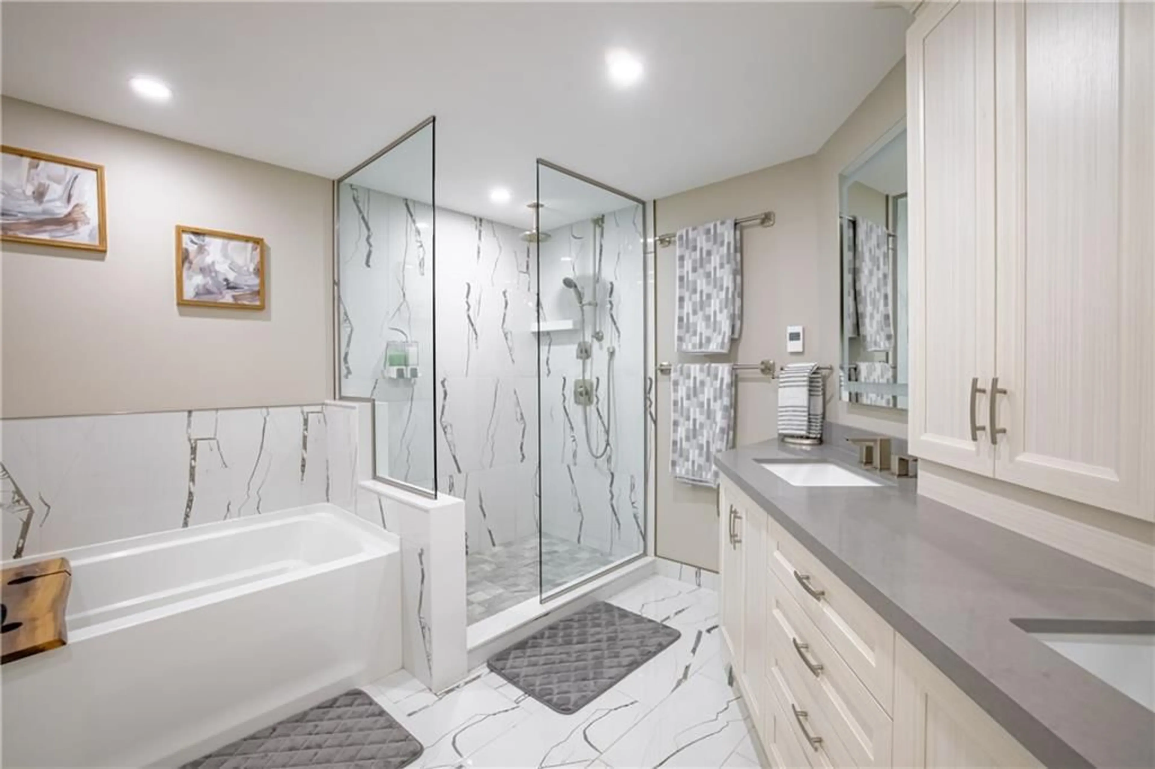 Contemporary bathroom for 701 GENEVA St #2206, St. Catharines Ontario L2N 7H9