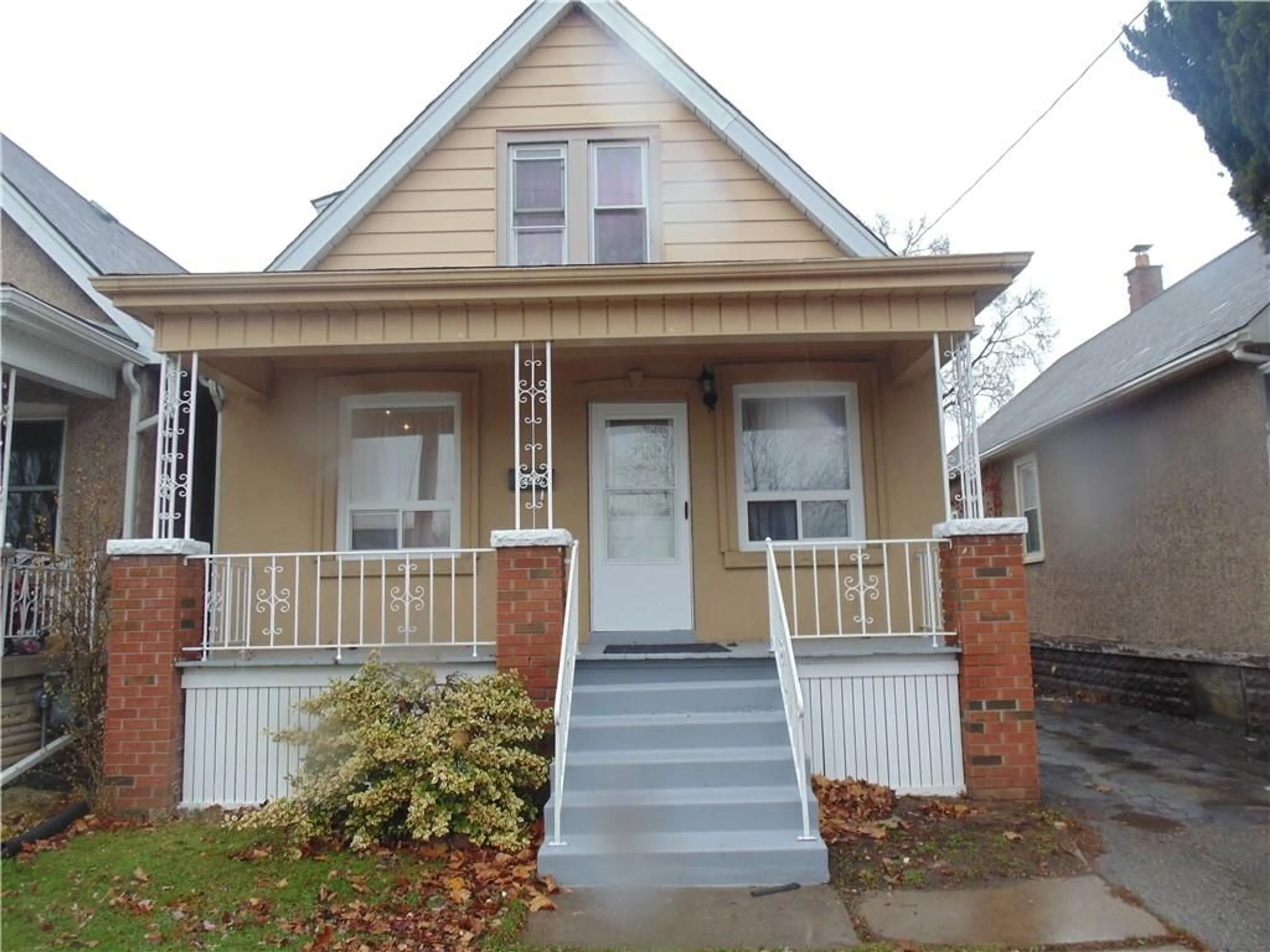 Frontside or backside of a home for 200 PALING Ave, Hamilton Ontario L8H 5J7