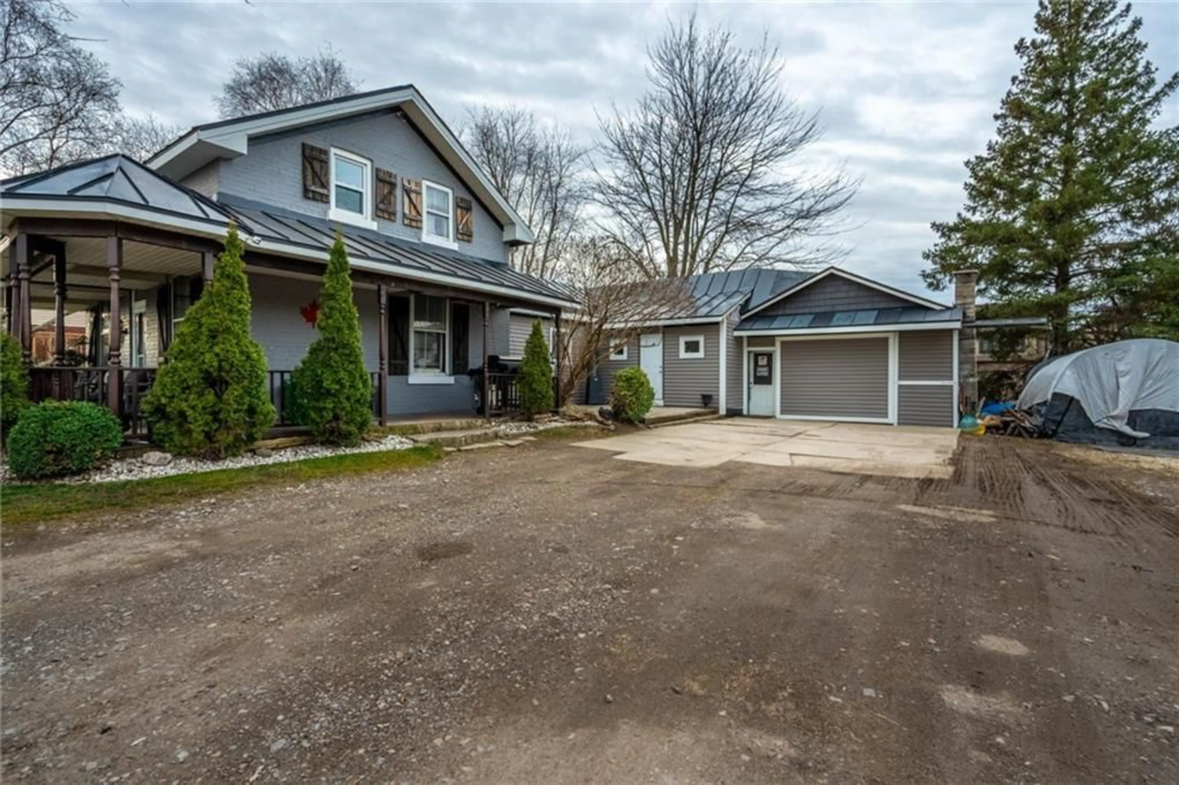 Frontside or backside of a home for 330 Shellard Lane, Brantford Ontario N1A 2W1