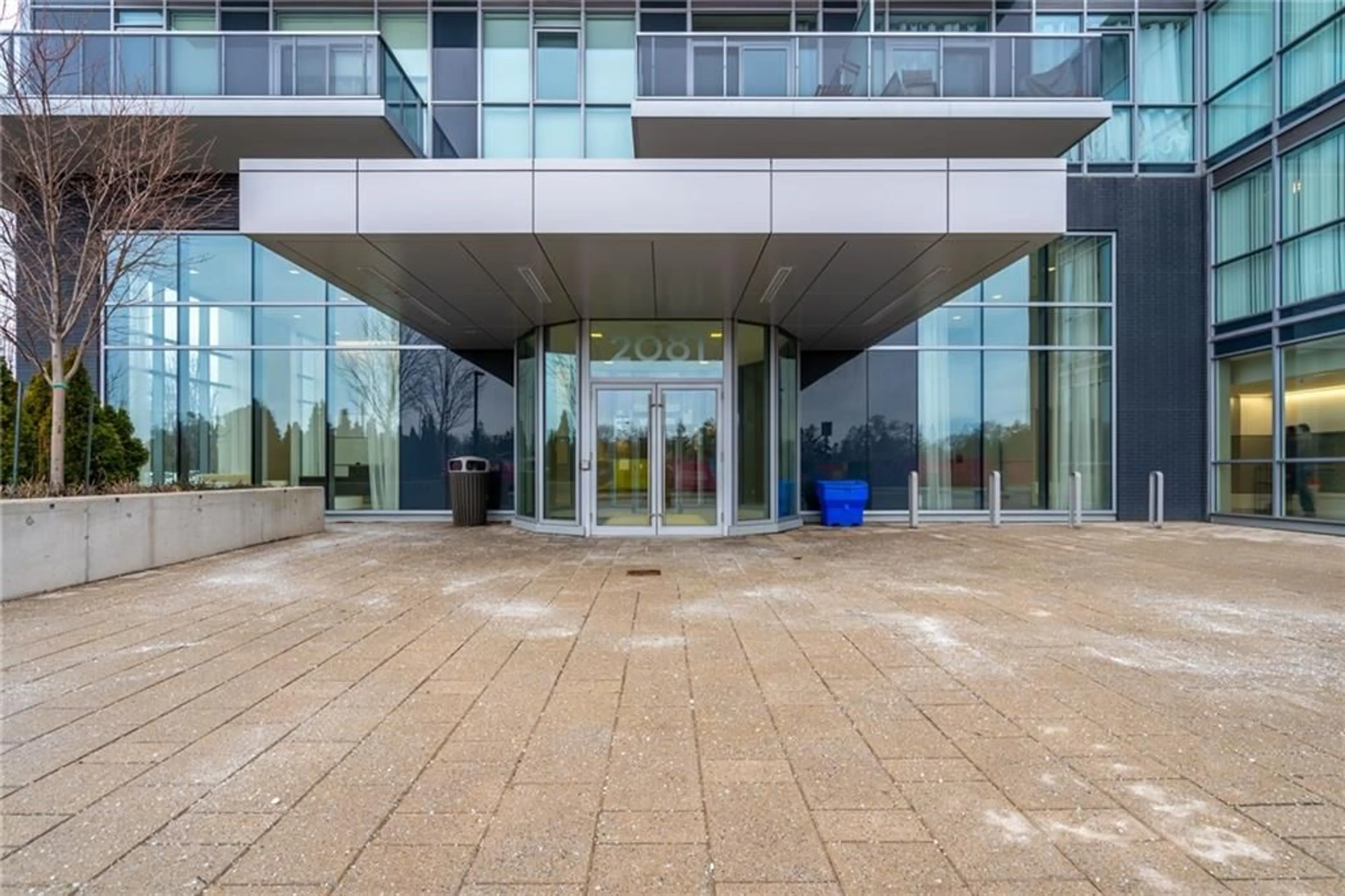 Indoor foyer for 2081 Fairview St #1404, Burlington Ontario L7R 0E4