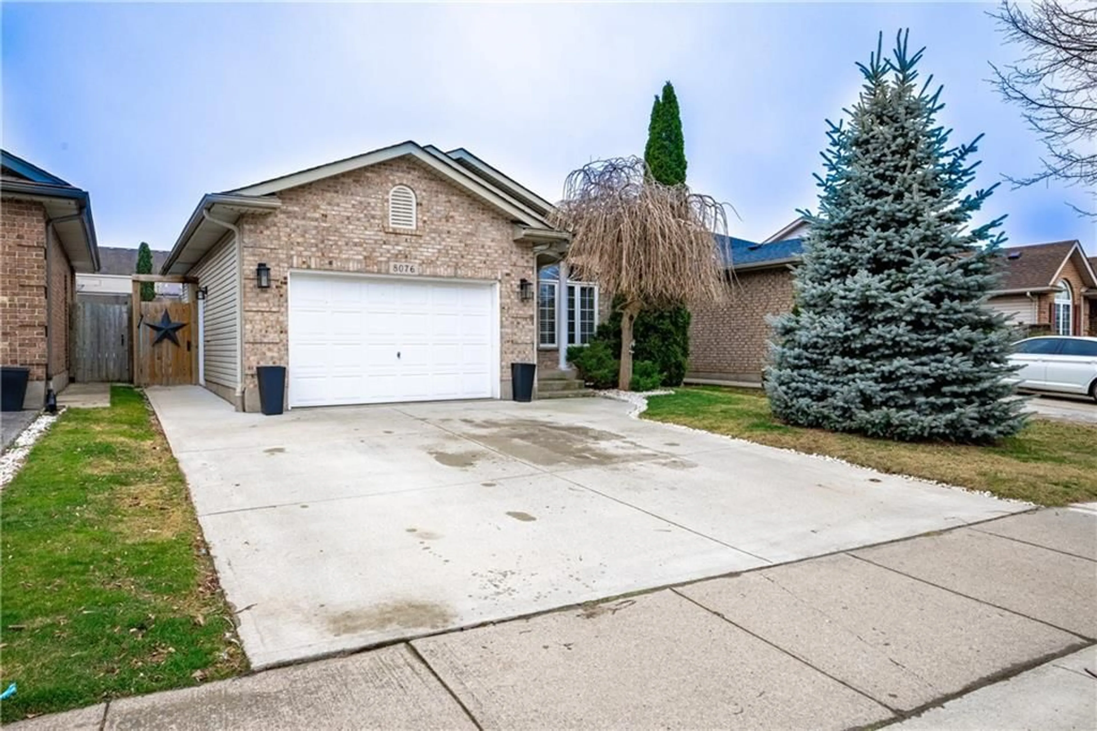 Frontside or backside of a home for 8076 Spring Blossom Dr, Niagara Falls Ontario L2H 3G7