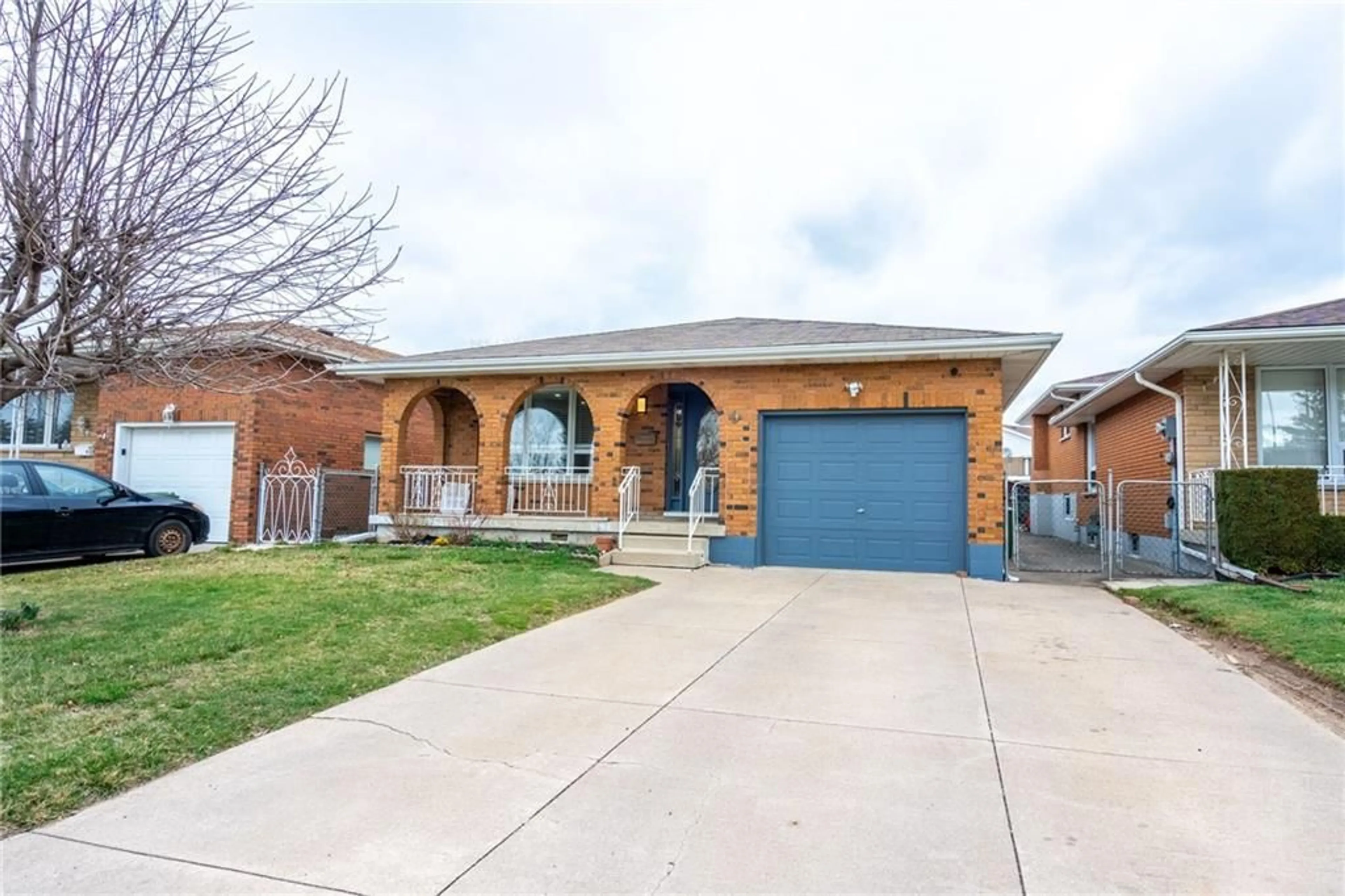 Home with brick exterior material for 9 DELAWANA Dr, Hamilton Ontario L8E 3N5
