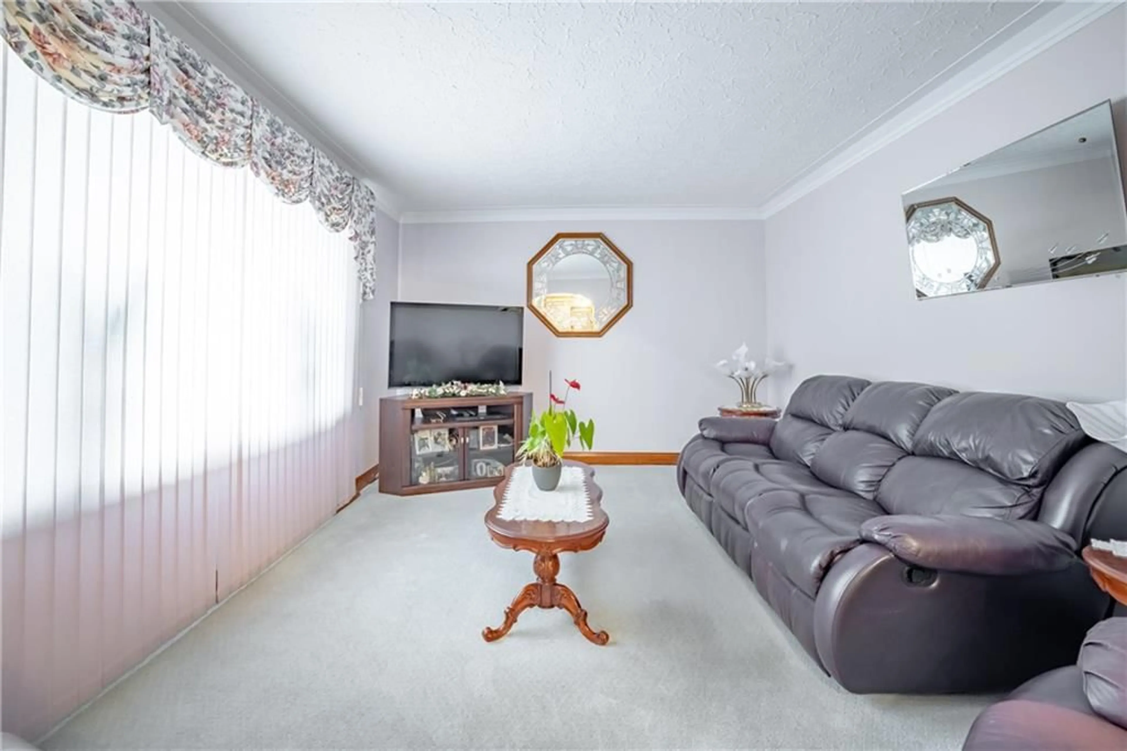 Living room for 508 Sutherland Ave, Welland Ontario L3B 5A1