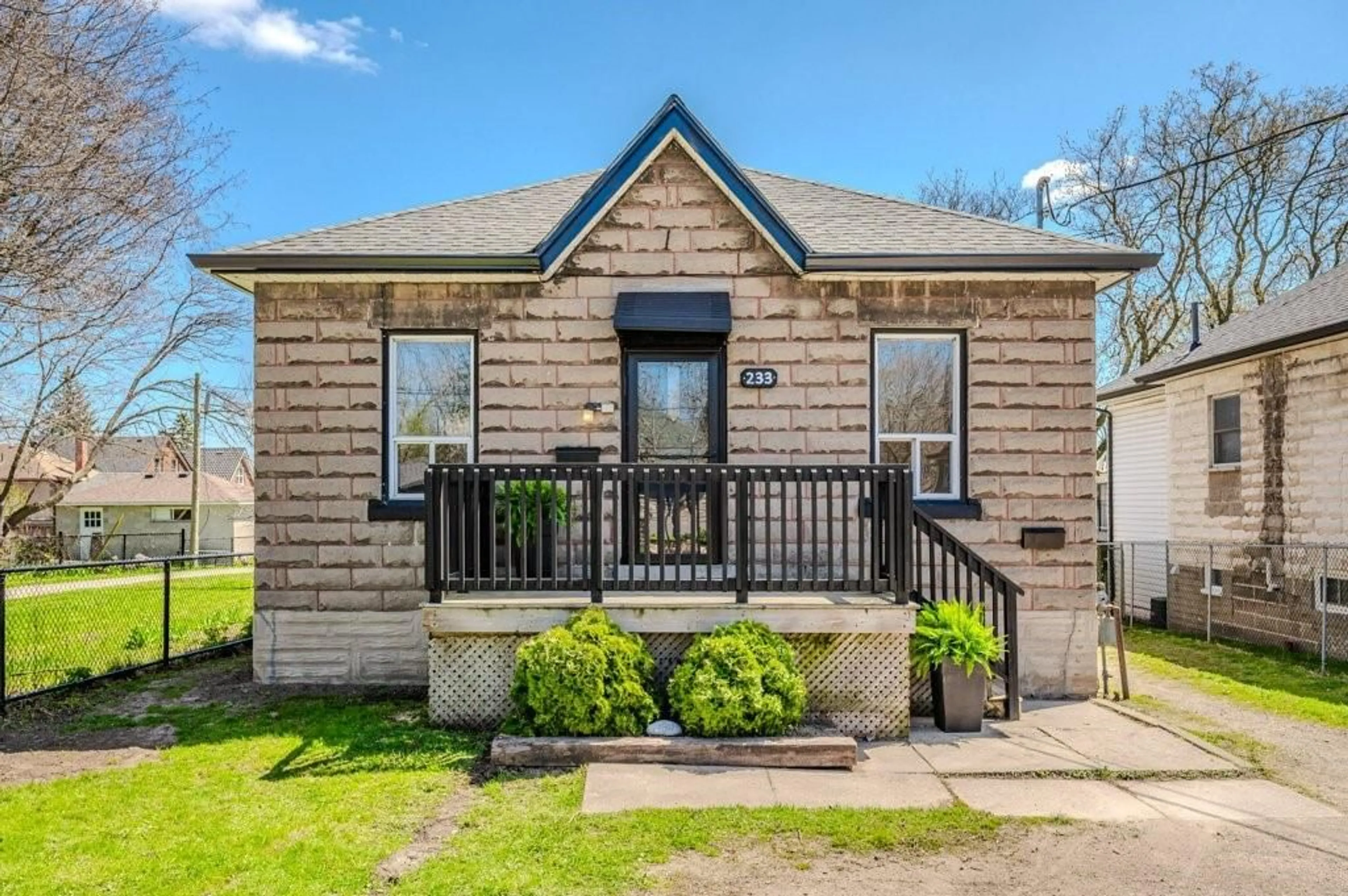 Frontside or backside of a home for 233 Elizabeth St, Guelph Ontario N1E 2X6