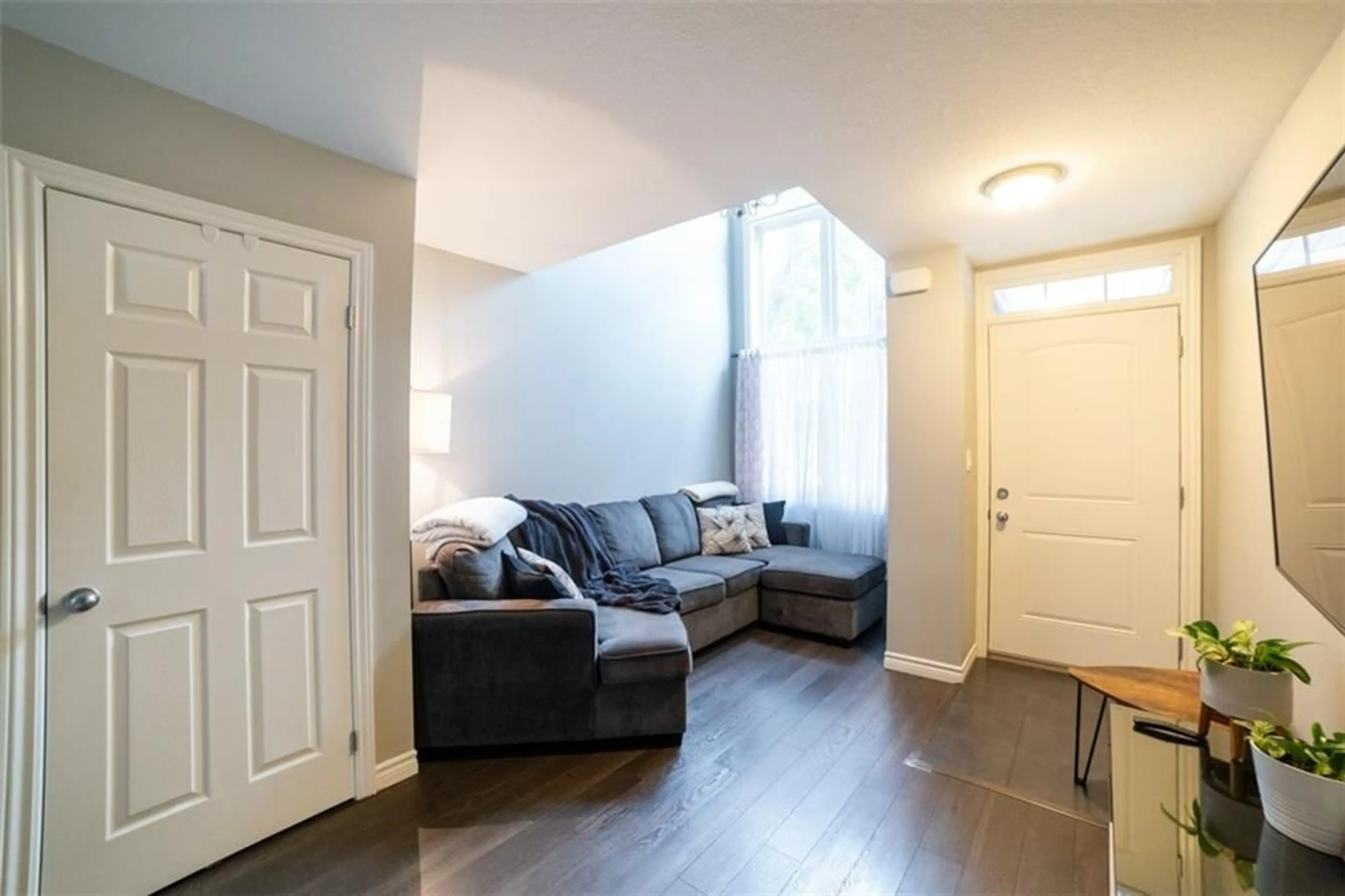 Indoor entryway for 180 Wilson St, Hamilton Ontario L8R 1E4