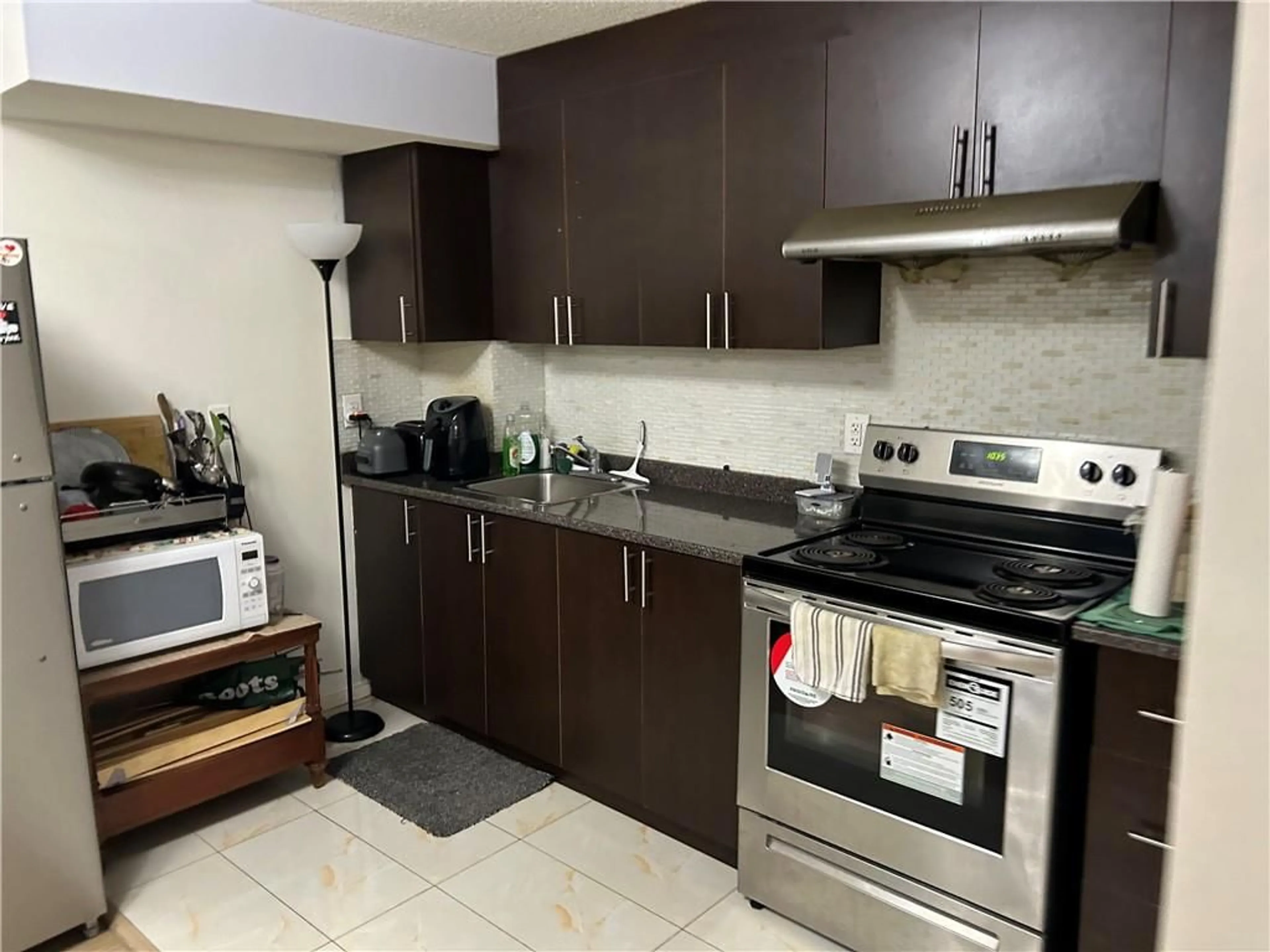 Standard kitchen for 53 COMMODORE Dr, Brampton Ontario L6X 0S6