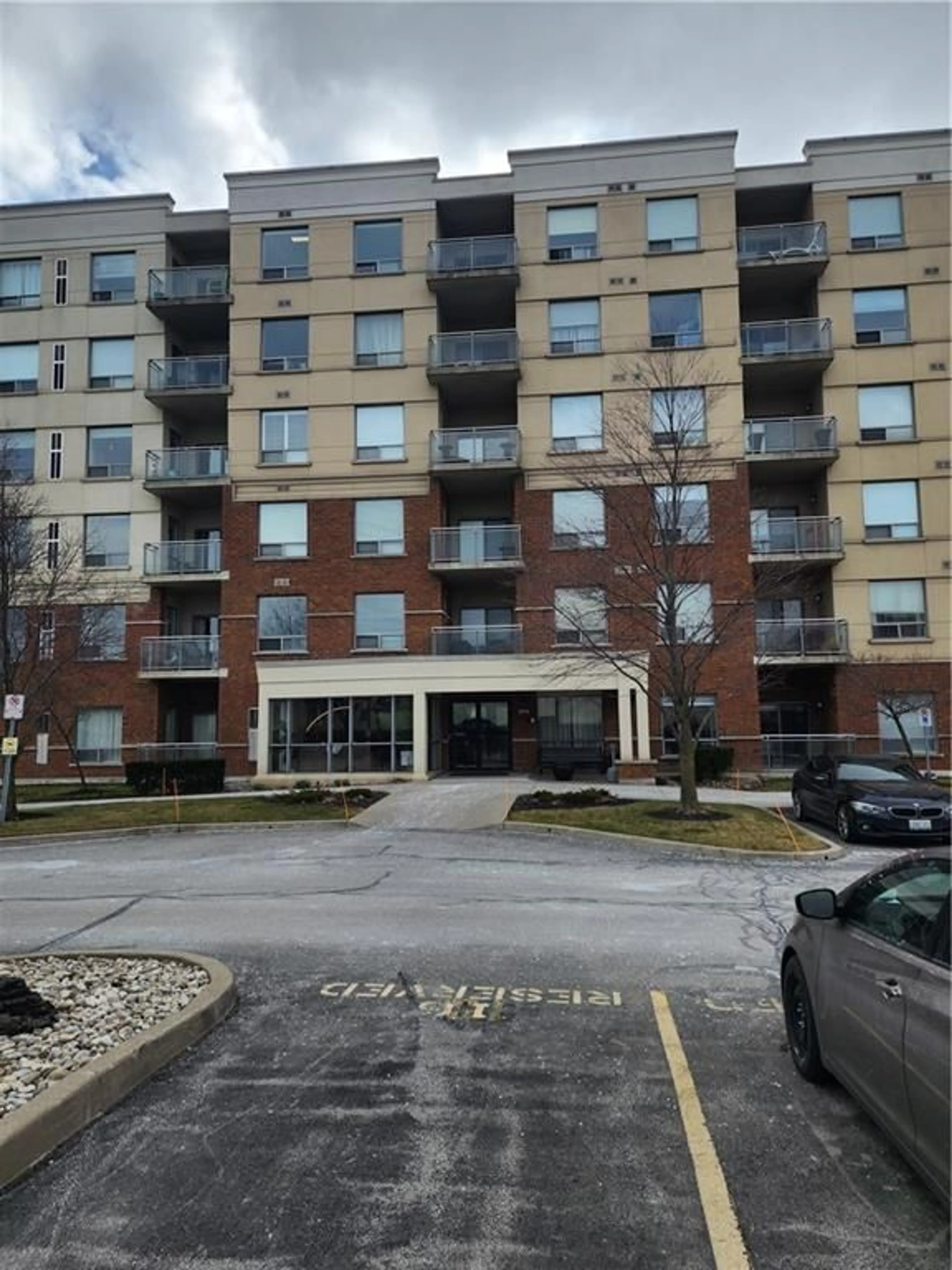 A pic from exterior of the house or condo for 5070 FAIRVIEW St #105, Burlington Ontario L7L 0B8