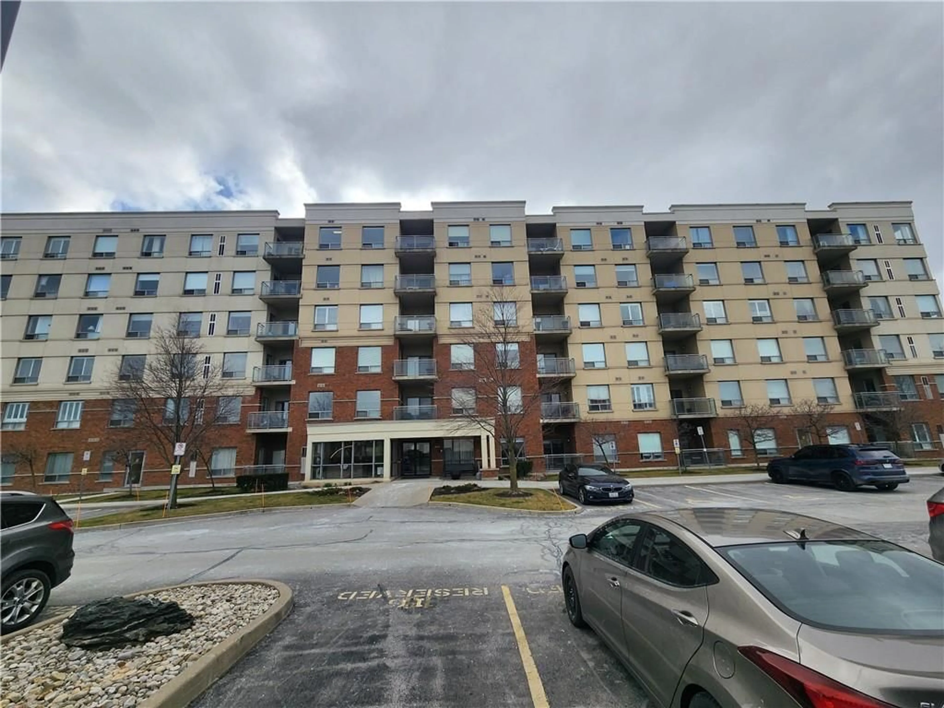 A pic from exterior of the house or condo for 5070 FAIRVIEW St #105, Burlington Ontario L7L 0B8