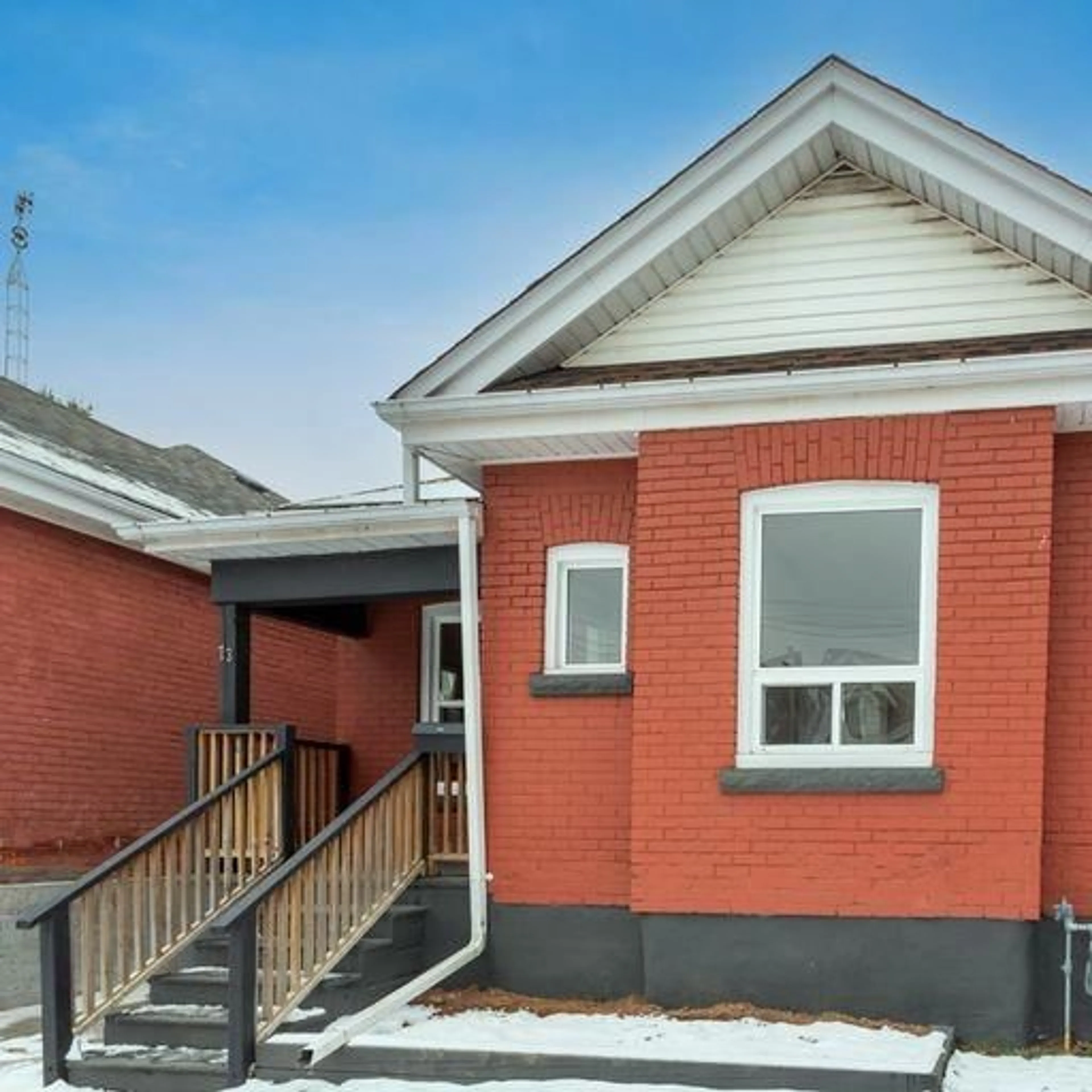 Home with brick exterior material for 73 CEDAR Ave, Hamilton Ontario L8M 3A7