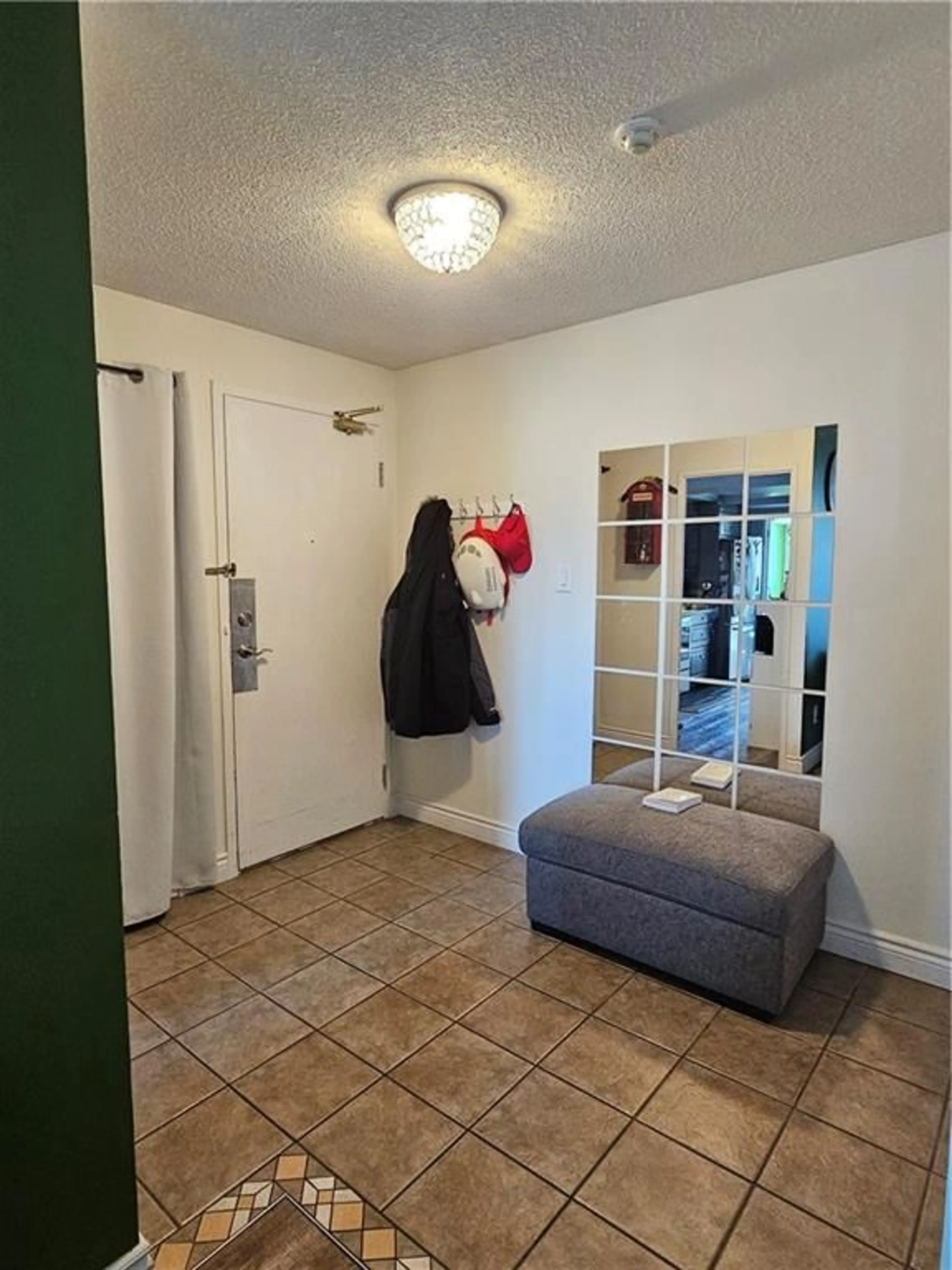 Indoor entryway for 4460 TUCANA Crt #403, Mississauga Ontario L5R 3K9