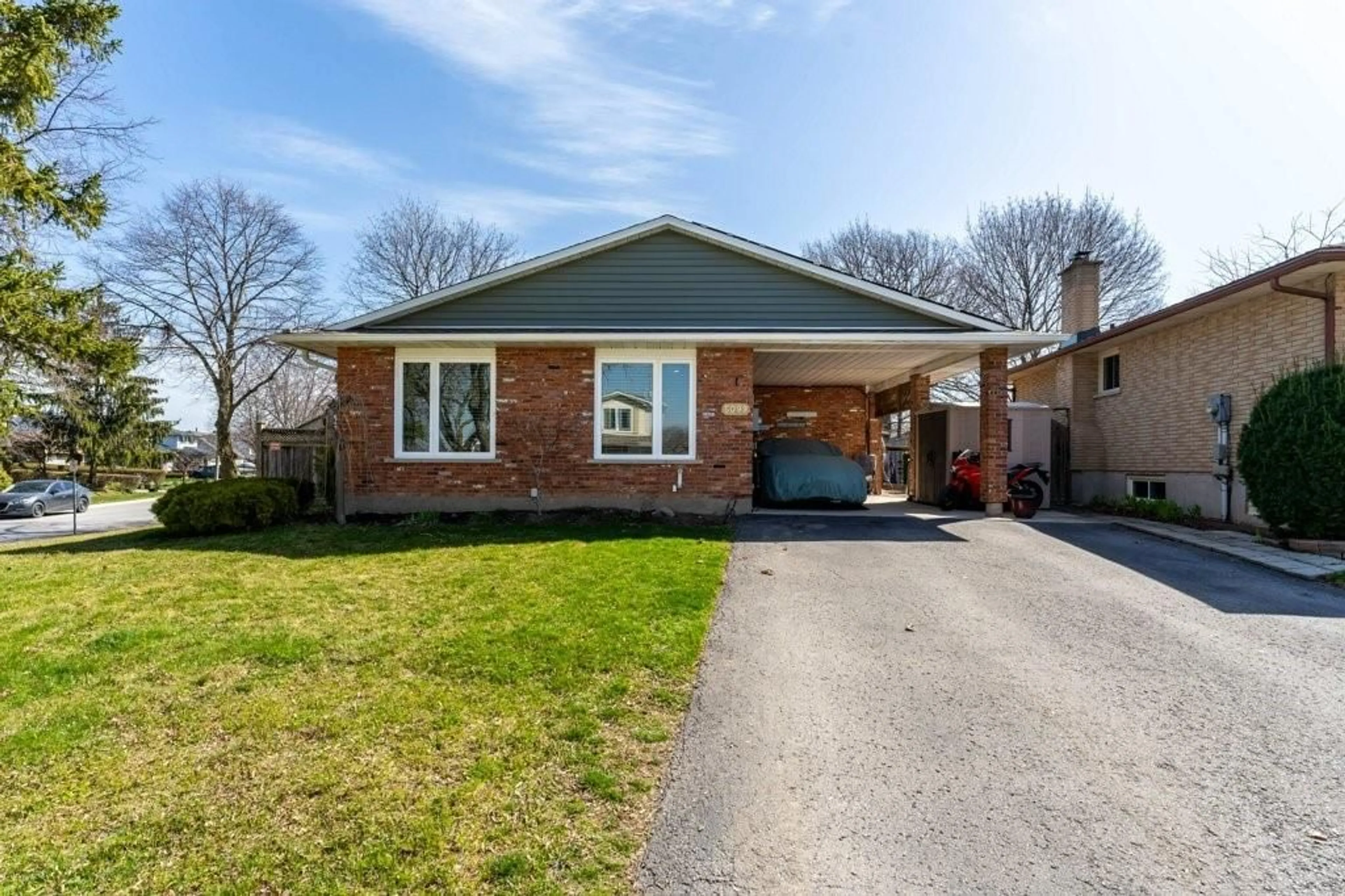 Frontside or backside of a home for 5099 Hartwood Ave, Beamsville Ontario L3J 0A7