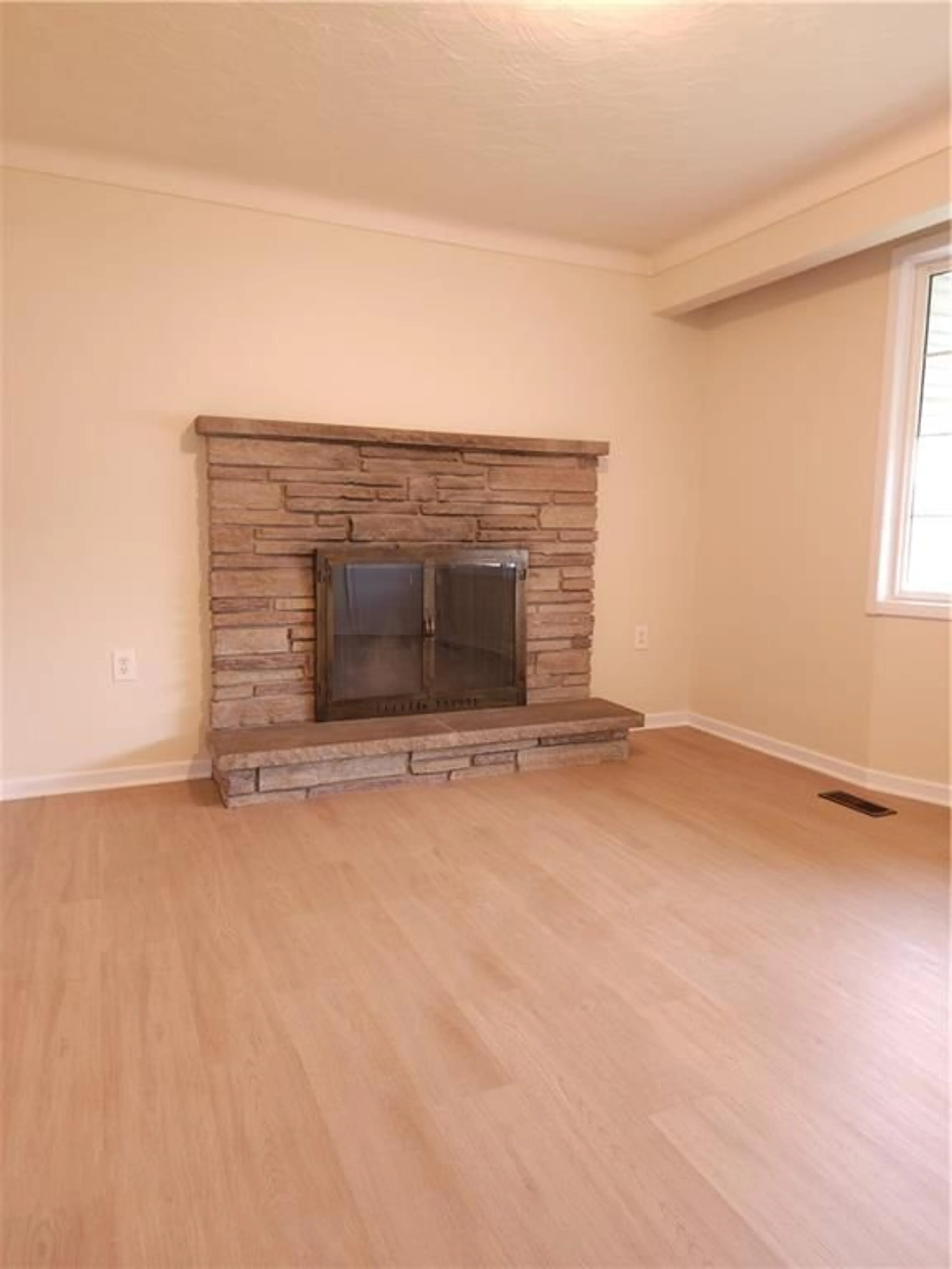 A pic of a room for 20 St Charles Dr, Thorold Ontario L2V 2W4