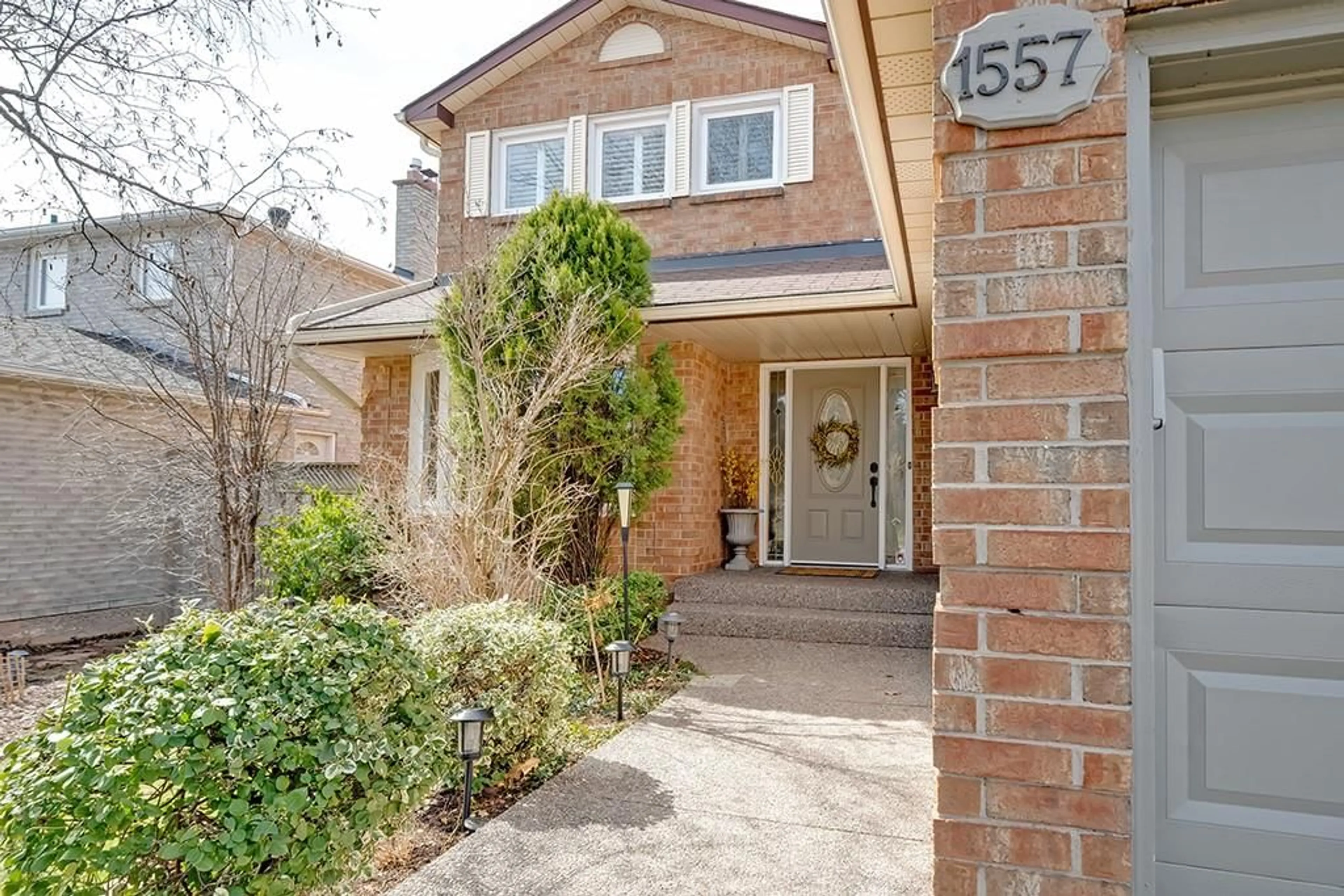 A pic from exterior of the house or condo for 1557 Princeton Cres, Oakville Ontario L6H 4H5