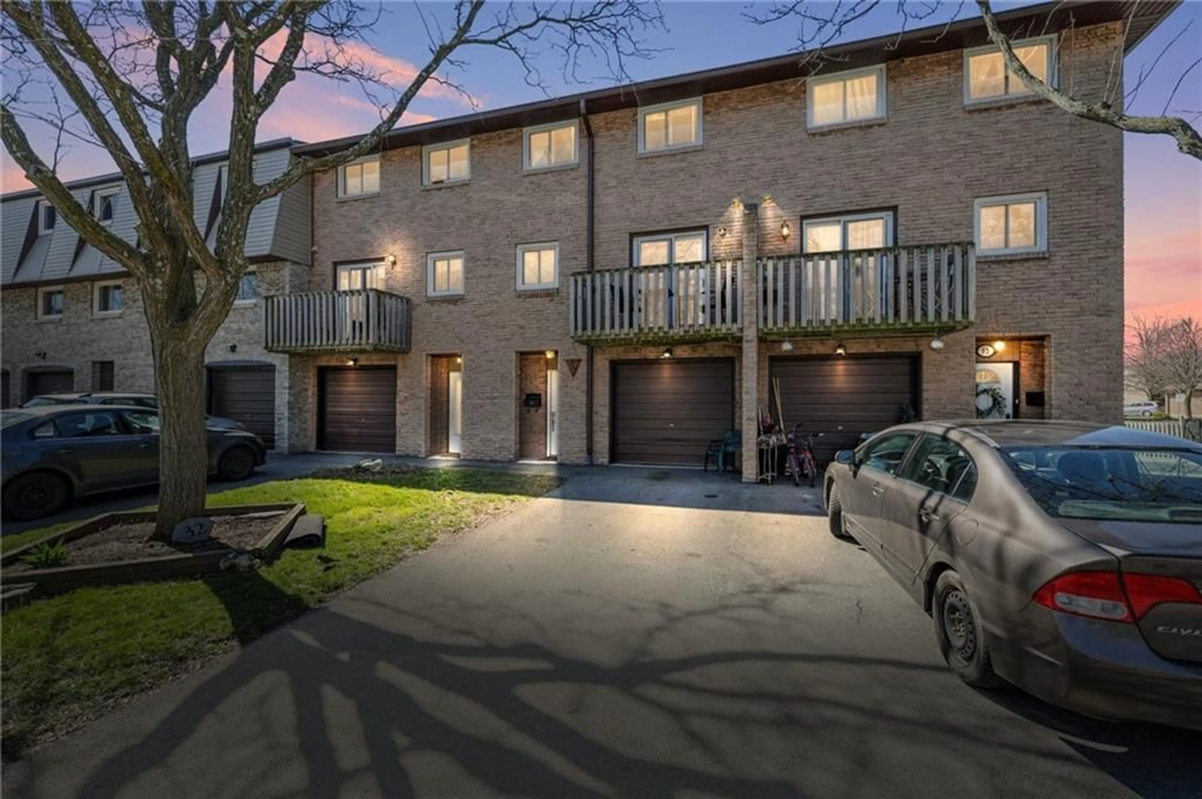 A pic from exterior of the house or condo for 985 Limeridge Rd #32, Hamilton Ontario L8W 1X9