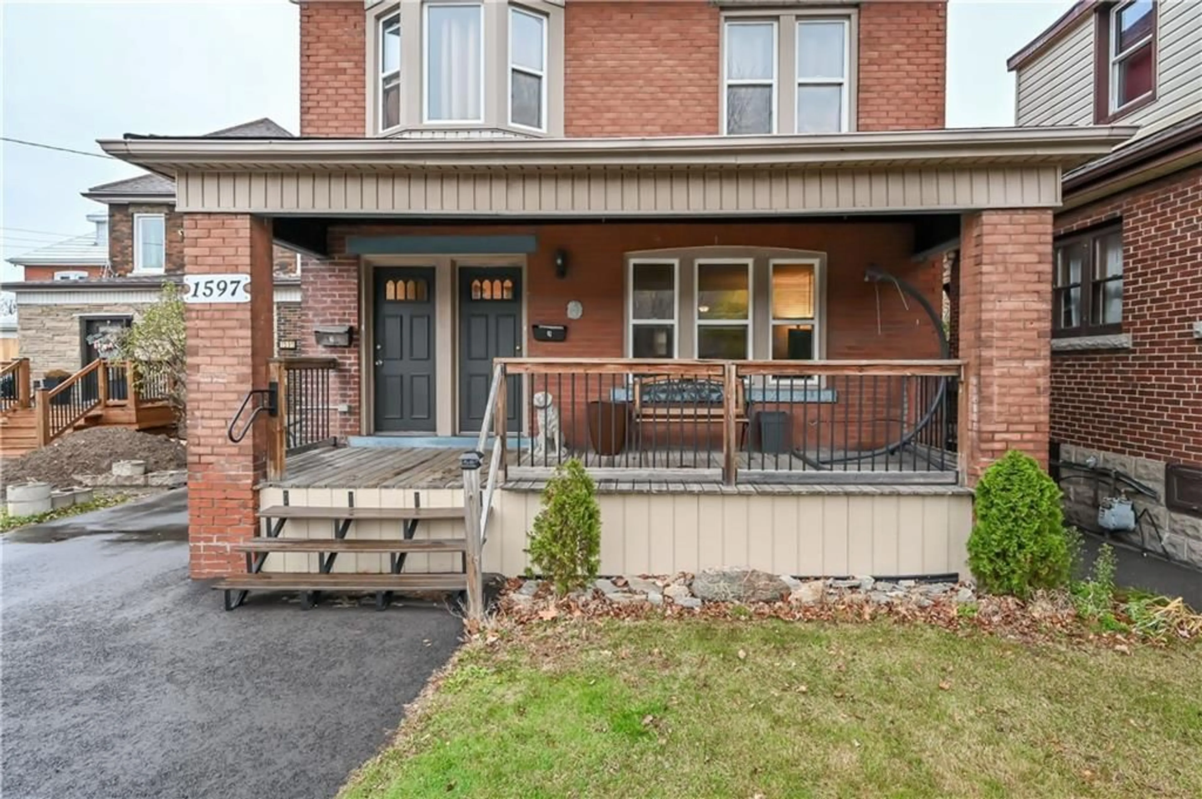 A pic from exterior of the house or condo for 1597 KING St, Hamilton Ontario L8K 1T5