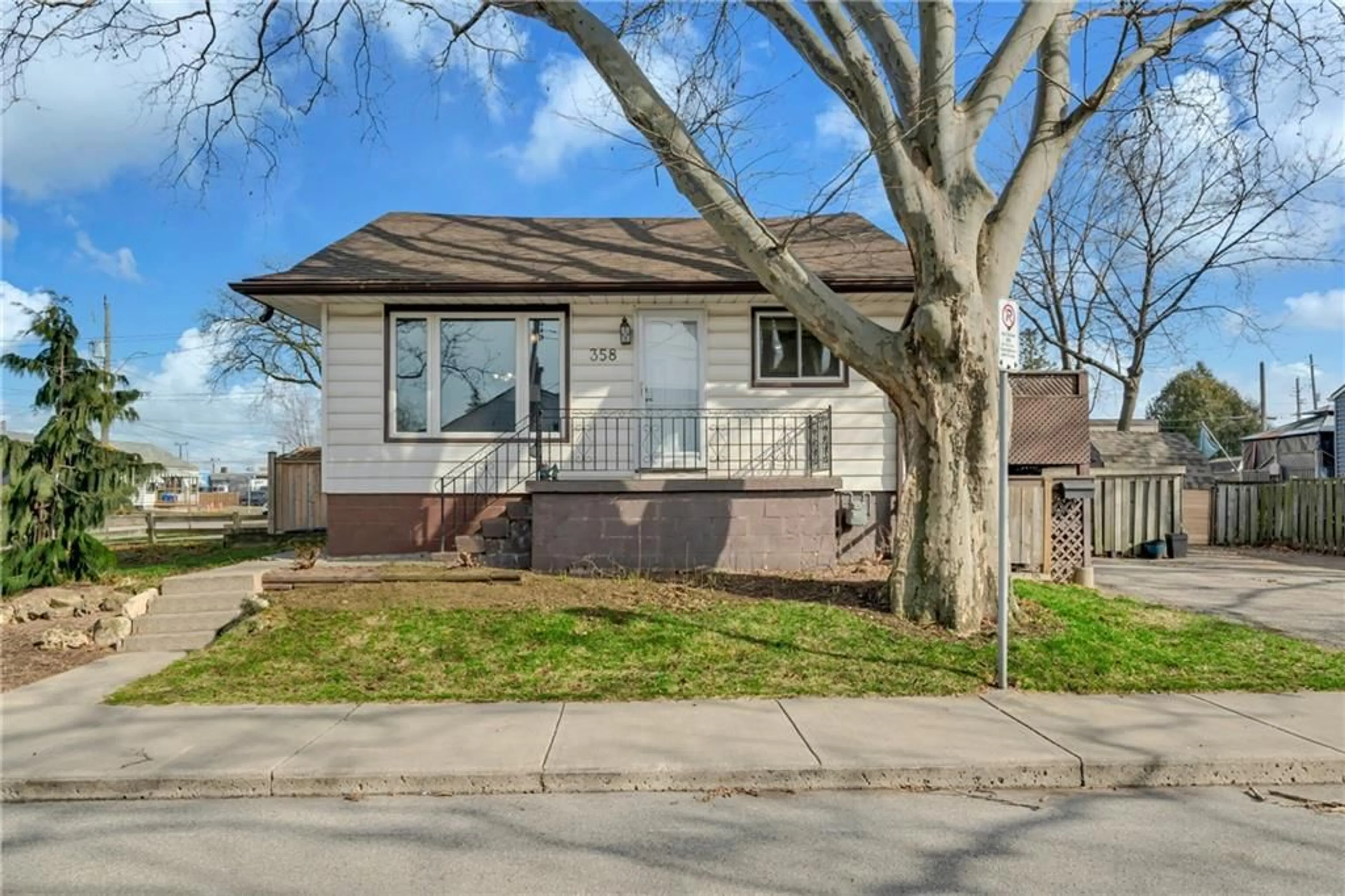 Frontside or backside of a home for 358 Guelph St, Hamilton Ontario L8H 3C7