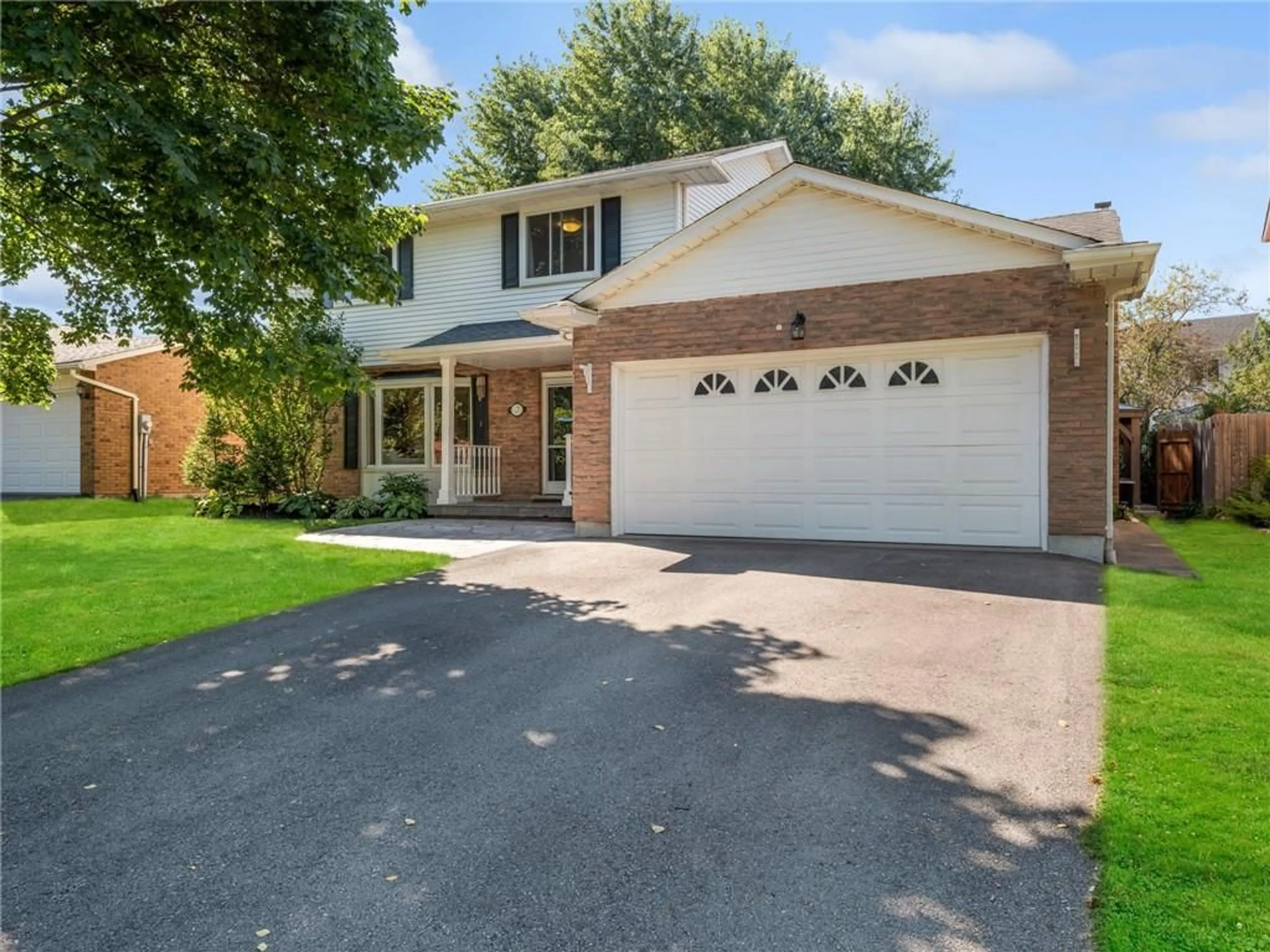 Frontside or backside of a home for 17 Bal Harbour Dr, Grimsby Ontario L3M 4P4