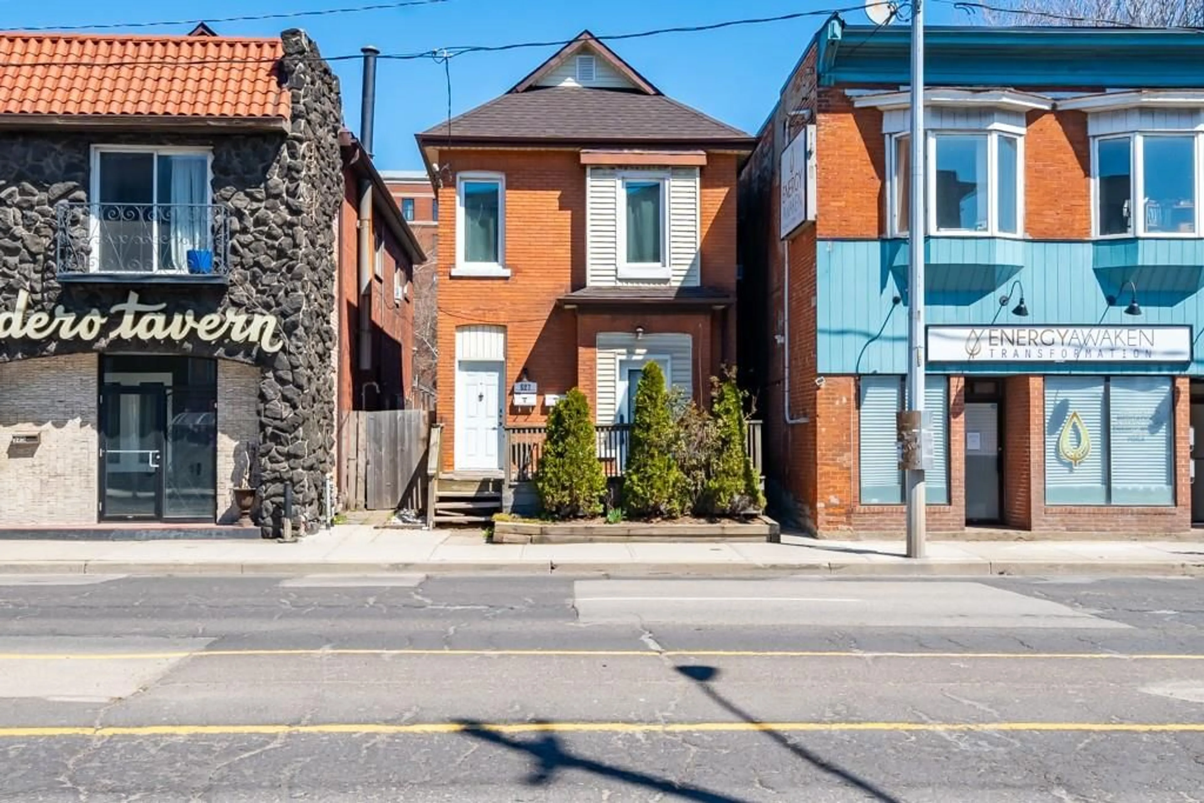 A view of a street for 527 Barton St, Hamilton Ontario L8L 2Y9