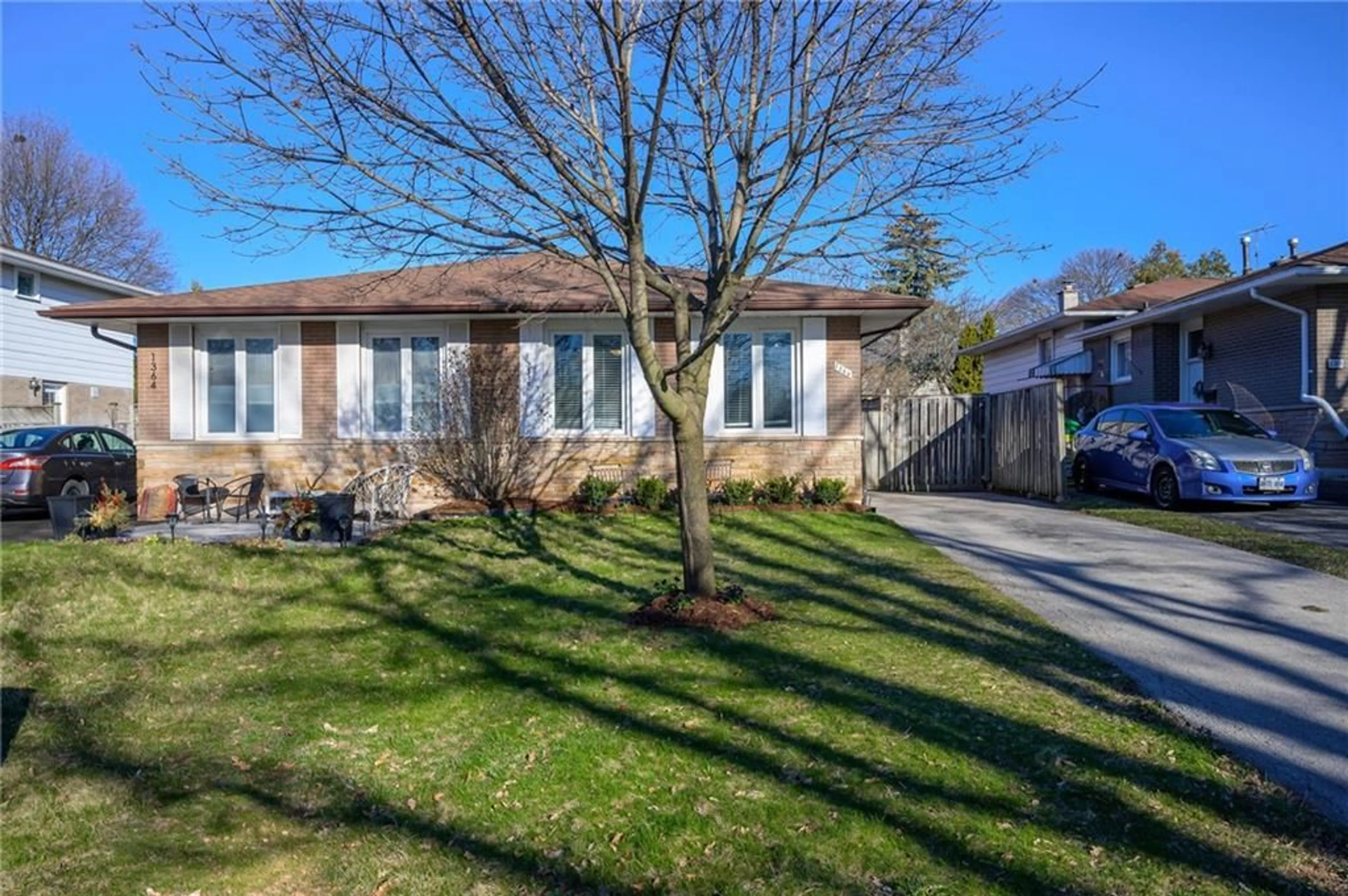 A pic from exterior of the house or condo for 1366 ROYLEN Rd, Oakville Ontario L6H 1V4