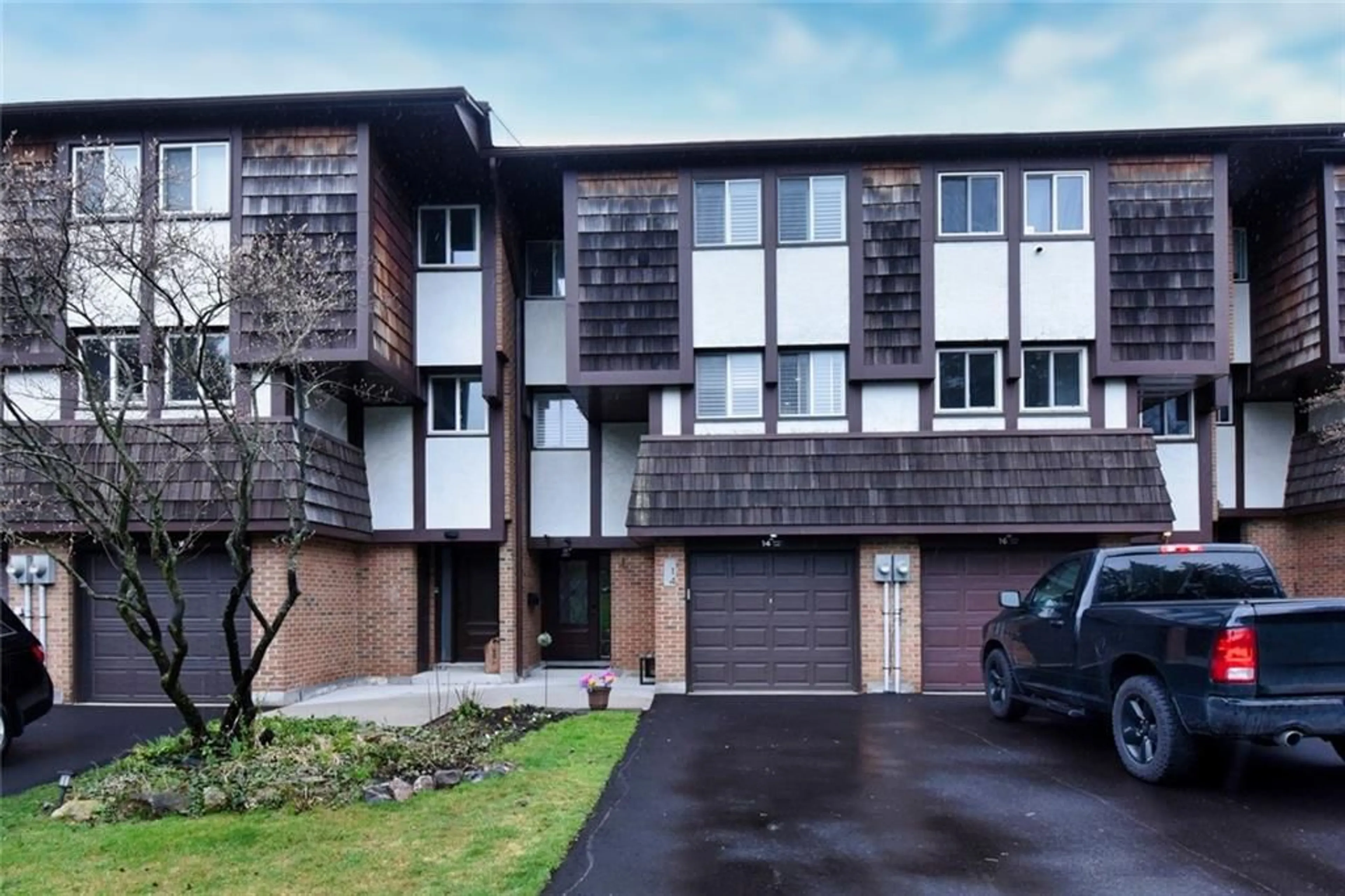 A pic from exterior of the house or condo for 14 Thistle Lane, Dundas Ontario L9H 6G1