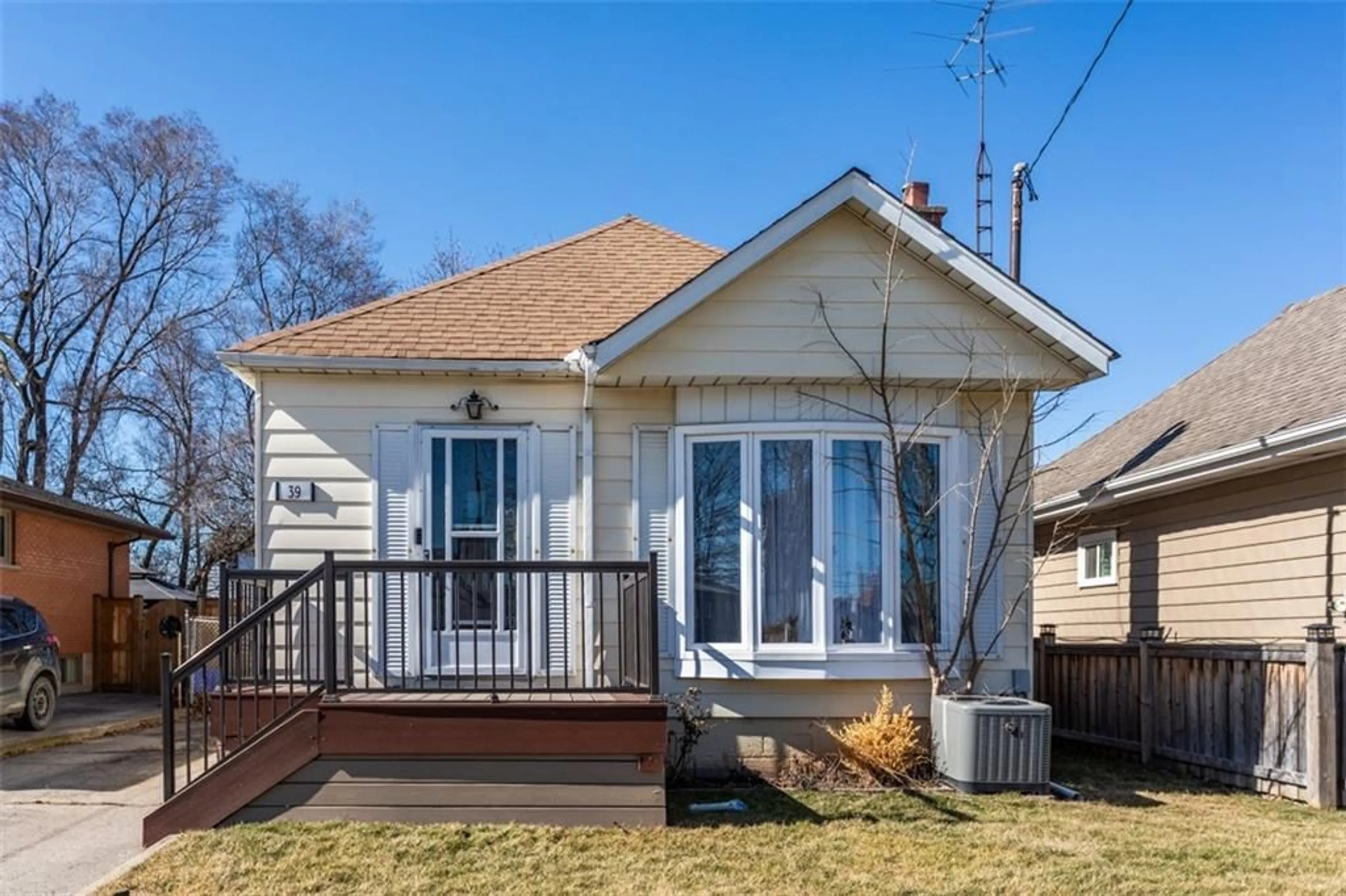 Frontside or backside of a home for 39 DELENA Ave, Hamilton Ontario L8H 6B5