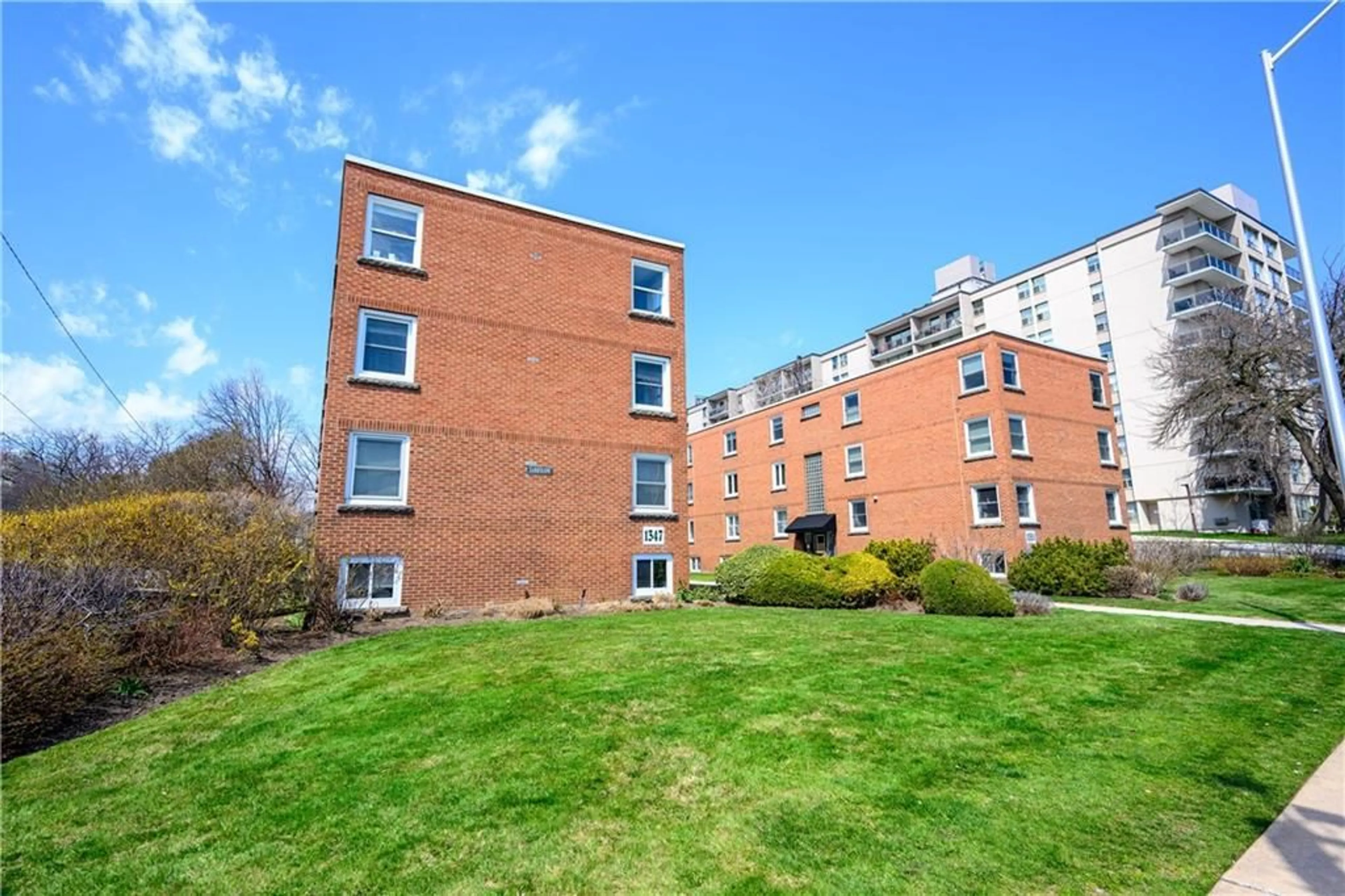 A pic from exterior of the house or condo for 1347 Lakeshore Rd #25, Burlington Ontario L7S 1B1