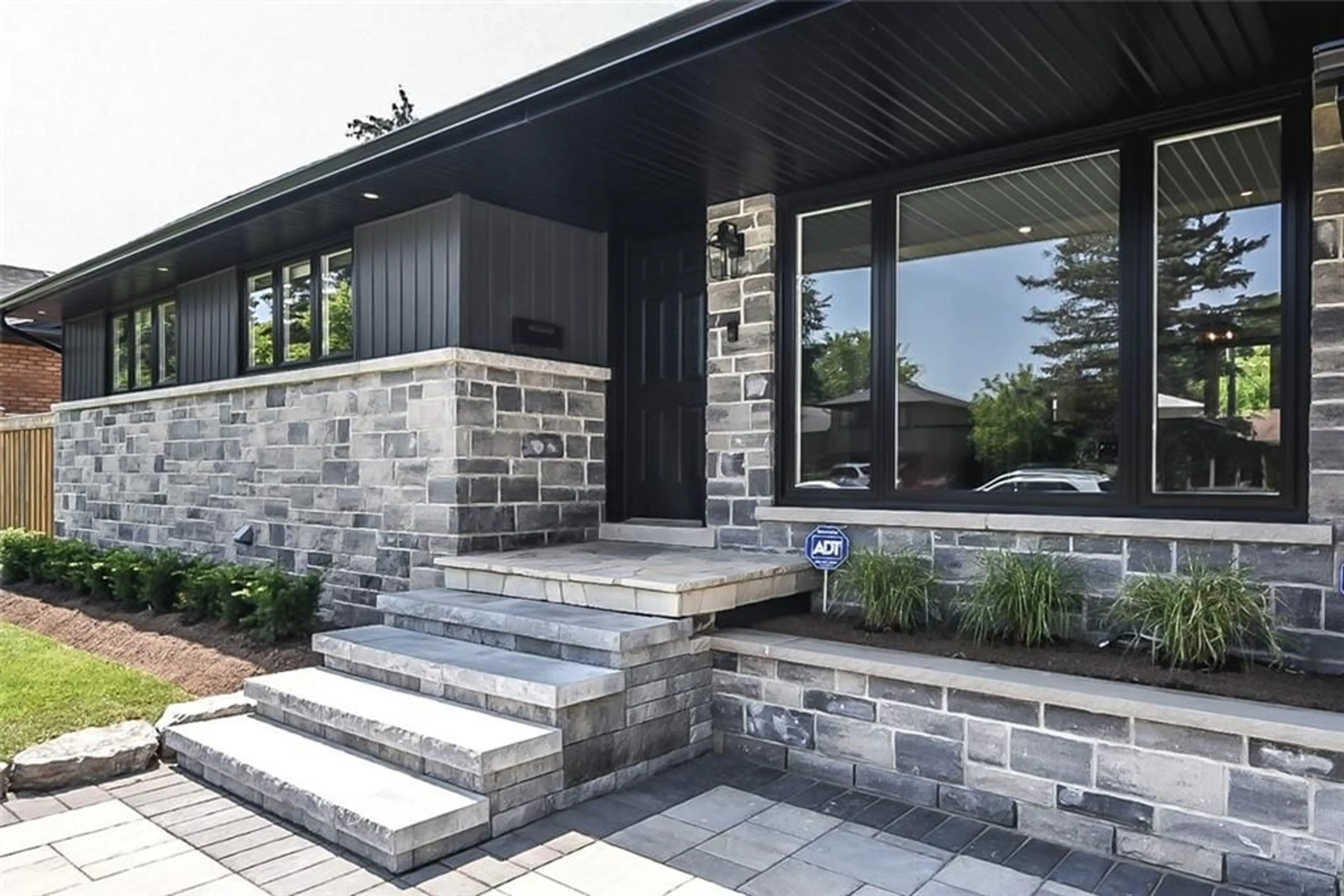 Home with brick exterior material for 118 SENECA Dr, Ancaster Ontario L9G 3B9