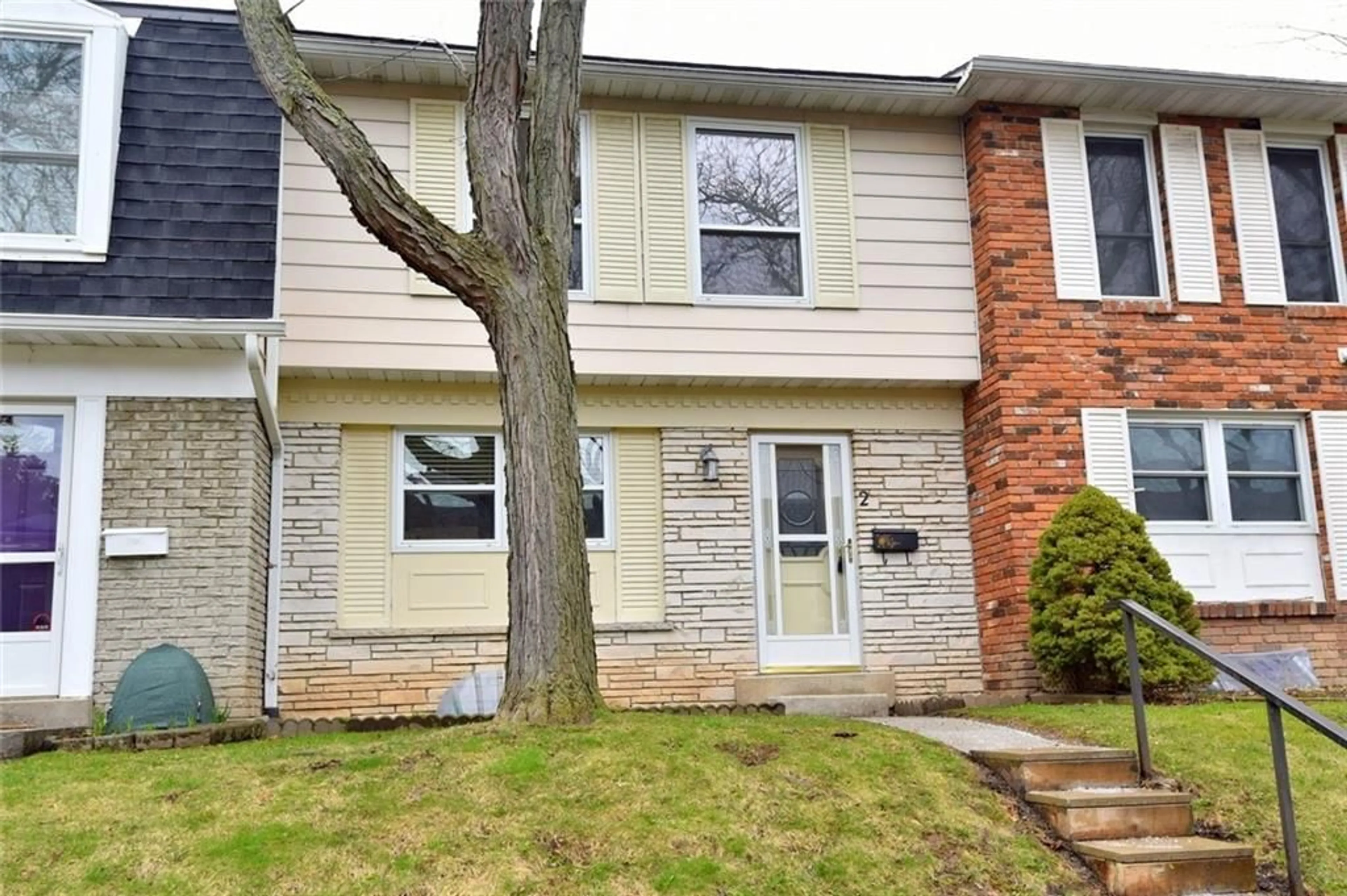 A pic from exterior of the house or condo for 2222 Upper Middle Rd #2, Burlington Ontario L7P 2Z9